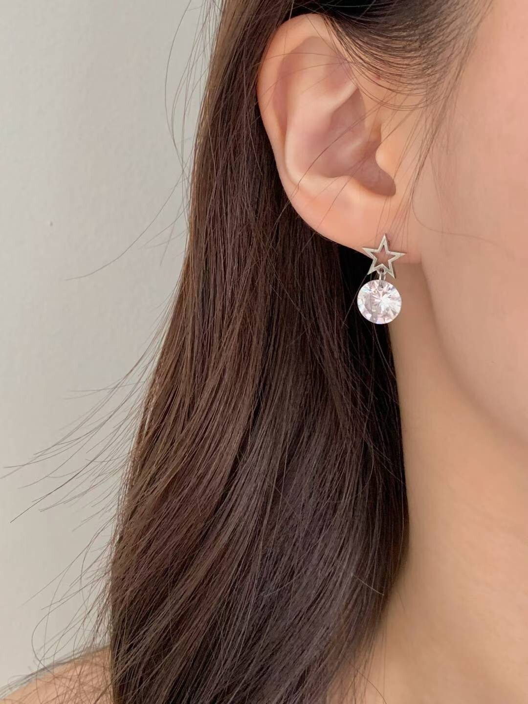 鏤空星星接圓形單鑽垂墜耳環