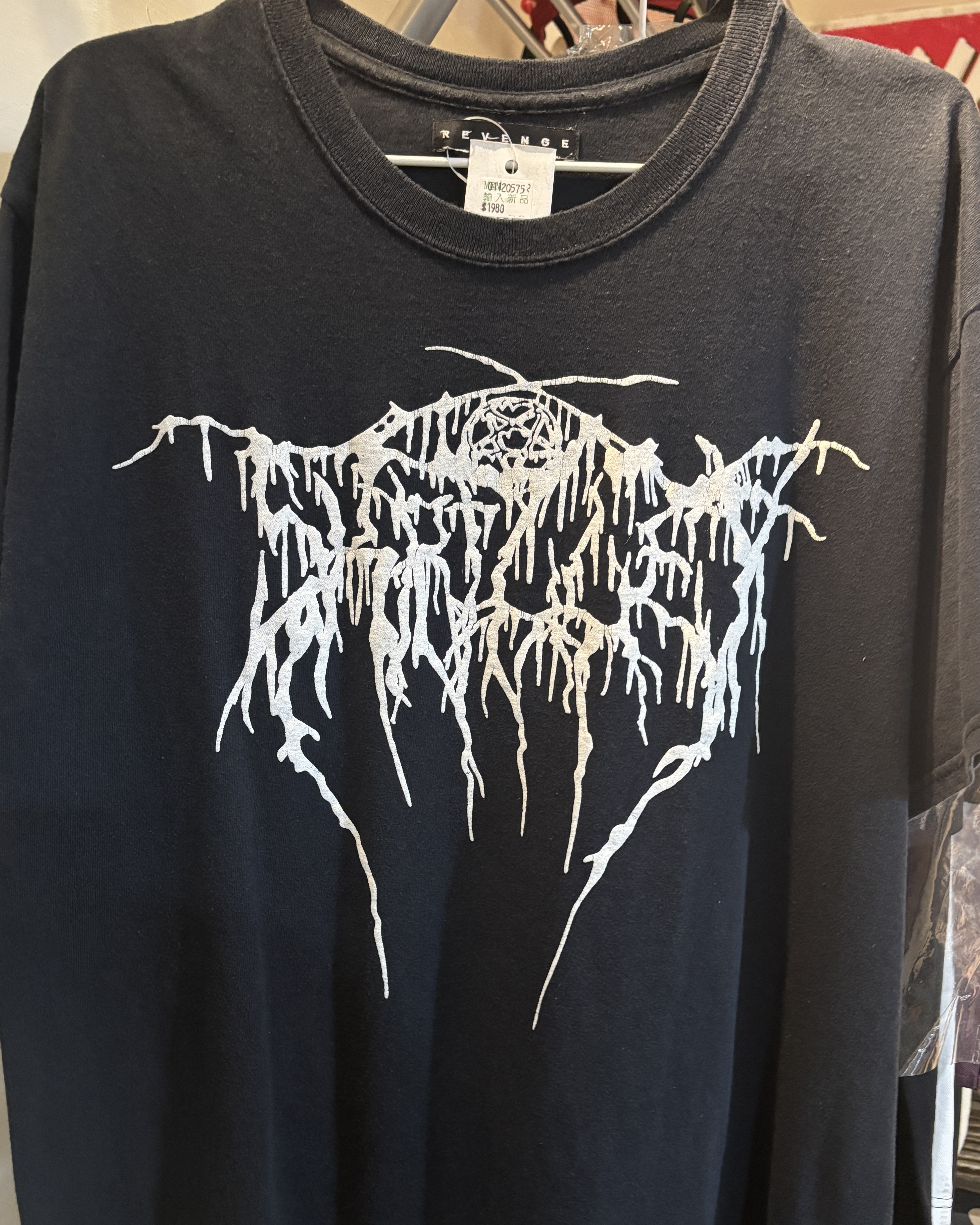極罕見二手Skrillex x Revenge翻玩Darkthrone經典logo聯名限定tee