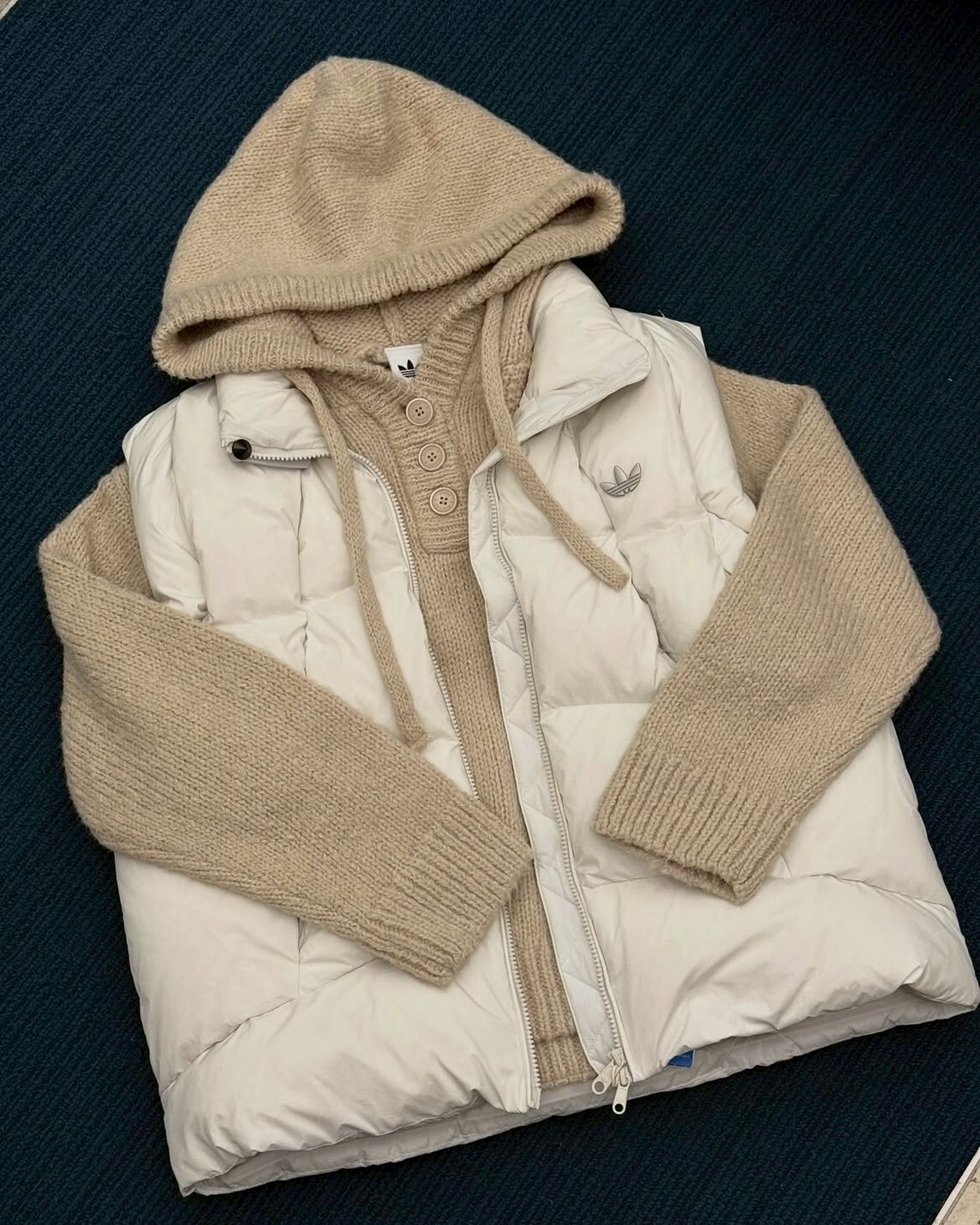 ADIDAS 針織連帽毛衣 卡其 灰色 羽絨背心 上衣 金屬LOGO 三葉草