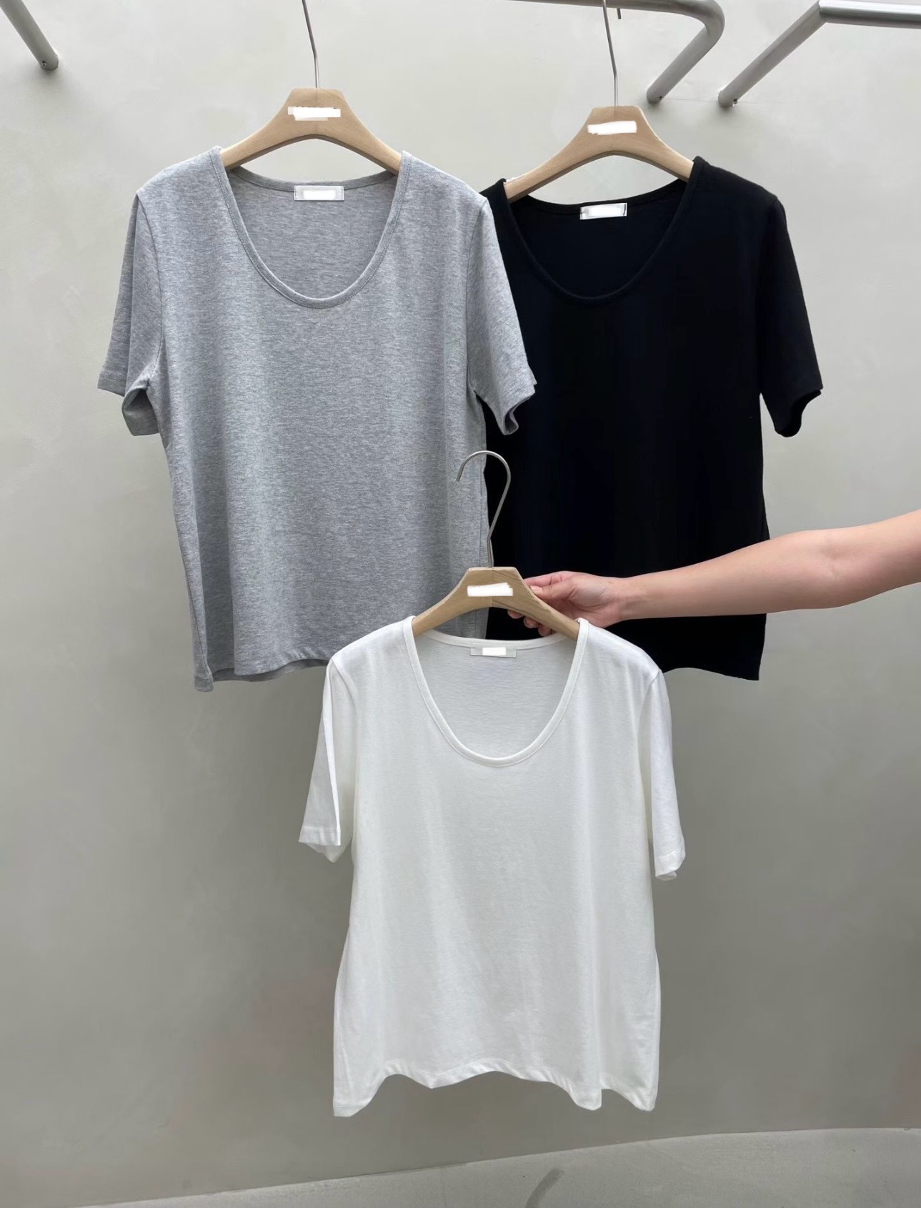 MU2511510 V領素色短袖