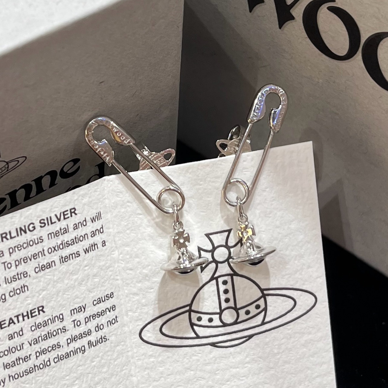 Vivienne Westwood扣針耳環