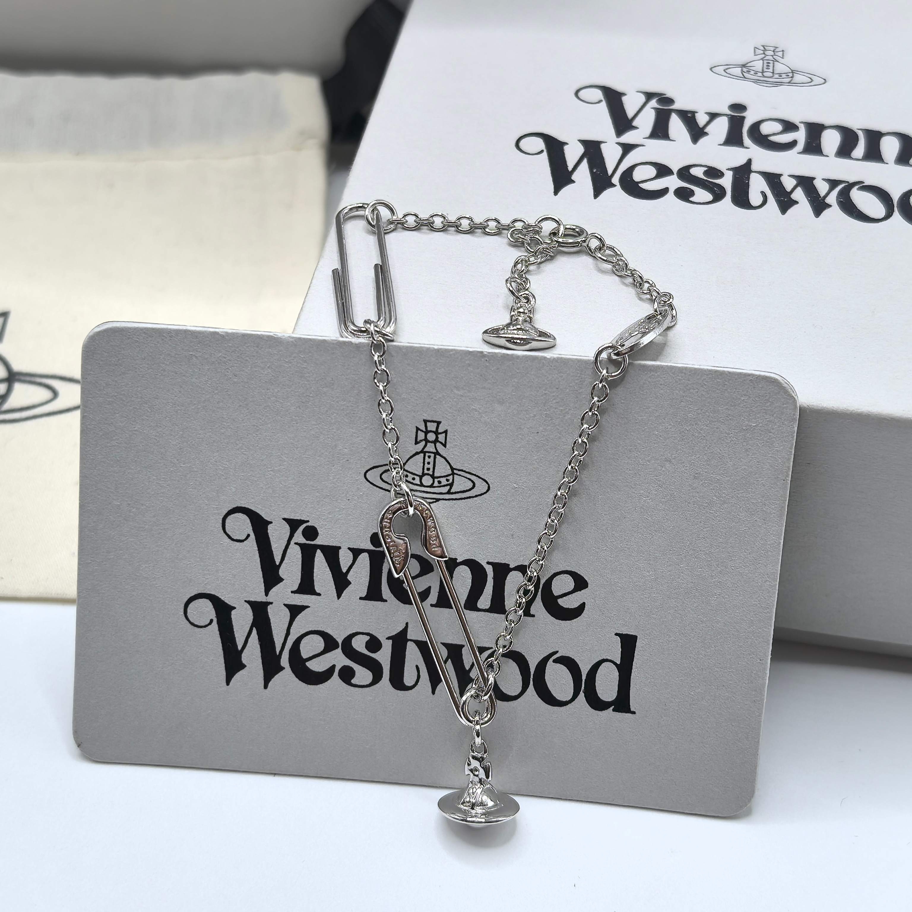 Vivienne Westwood扣針手鍊