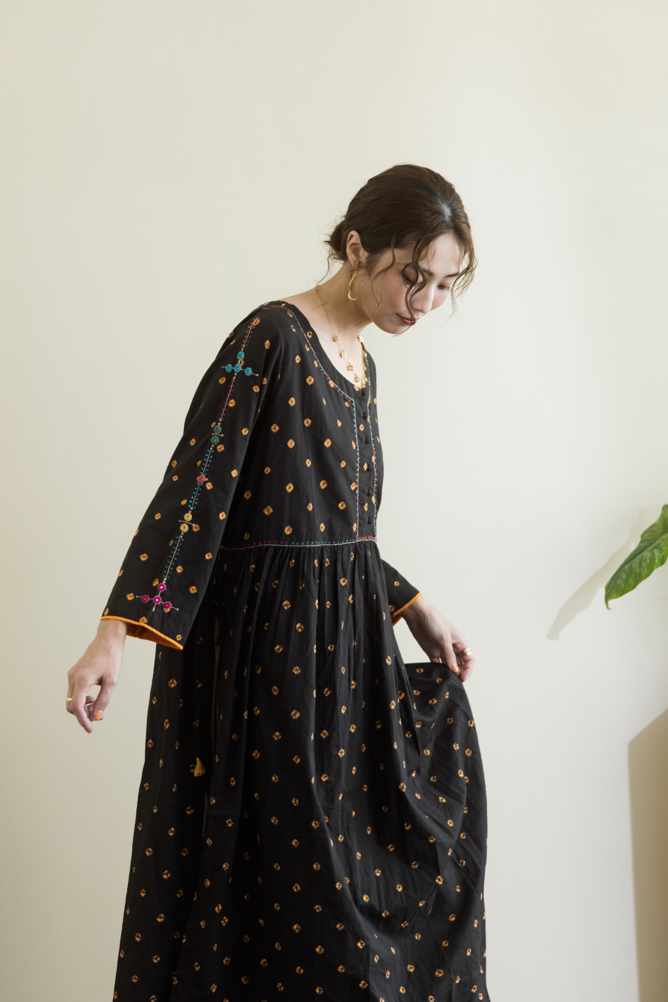 Bandhej綁染刺繡黑色橘點庫塔