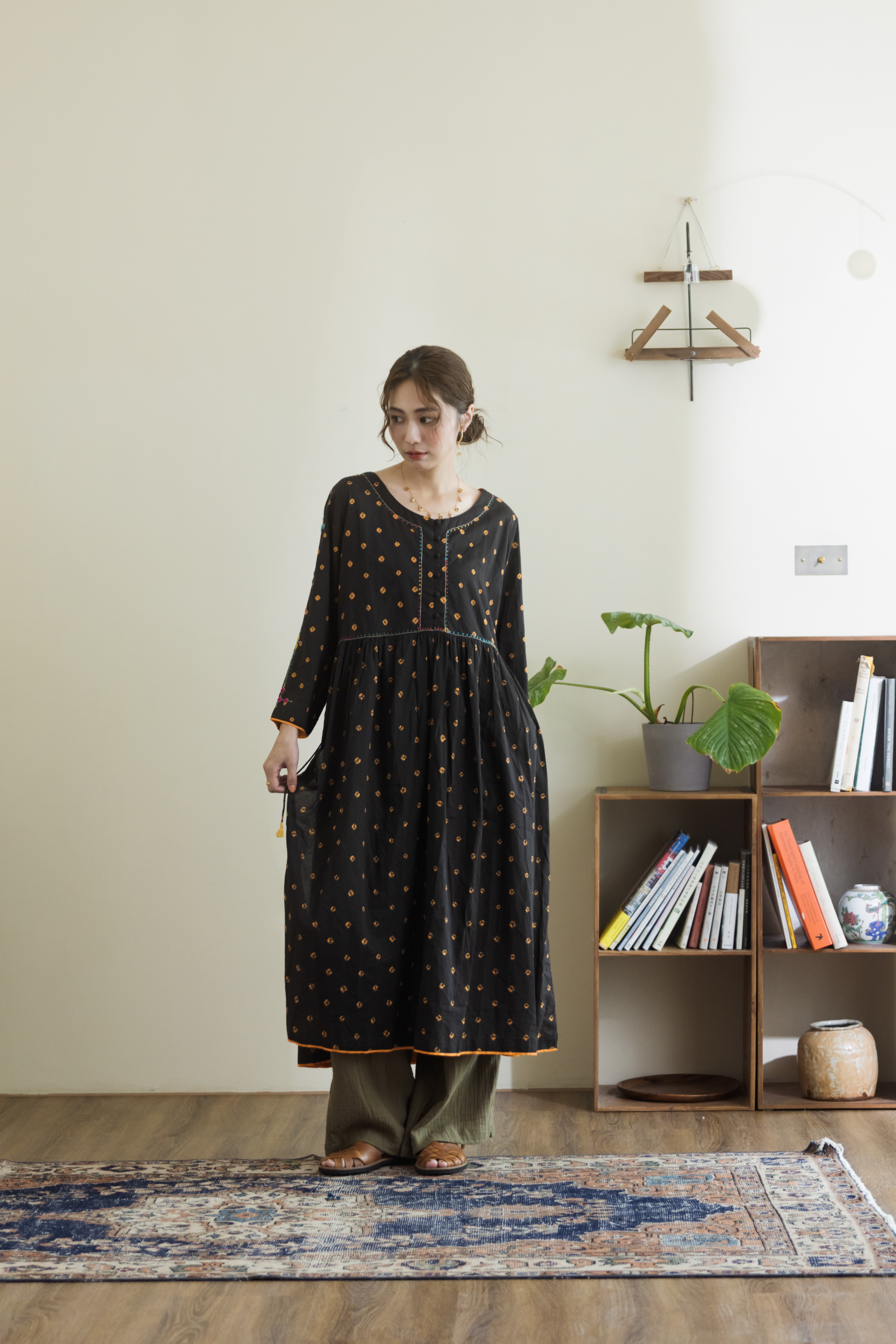 Bandhej綁染刺繡黑色橘點庫塔