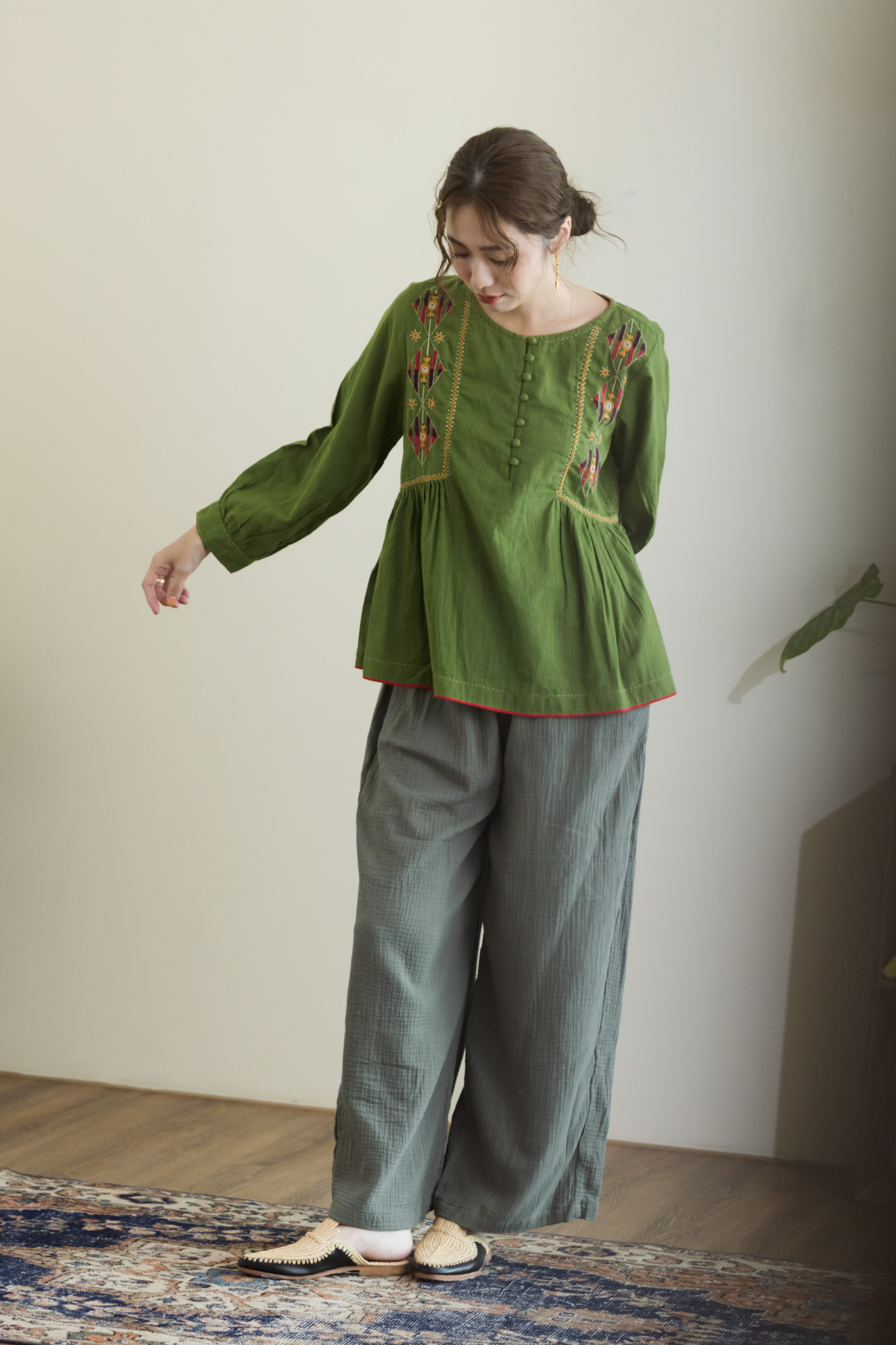 Pakka手工刺繡綠色側摺上衣