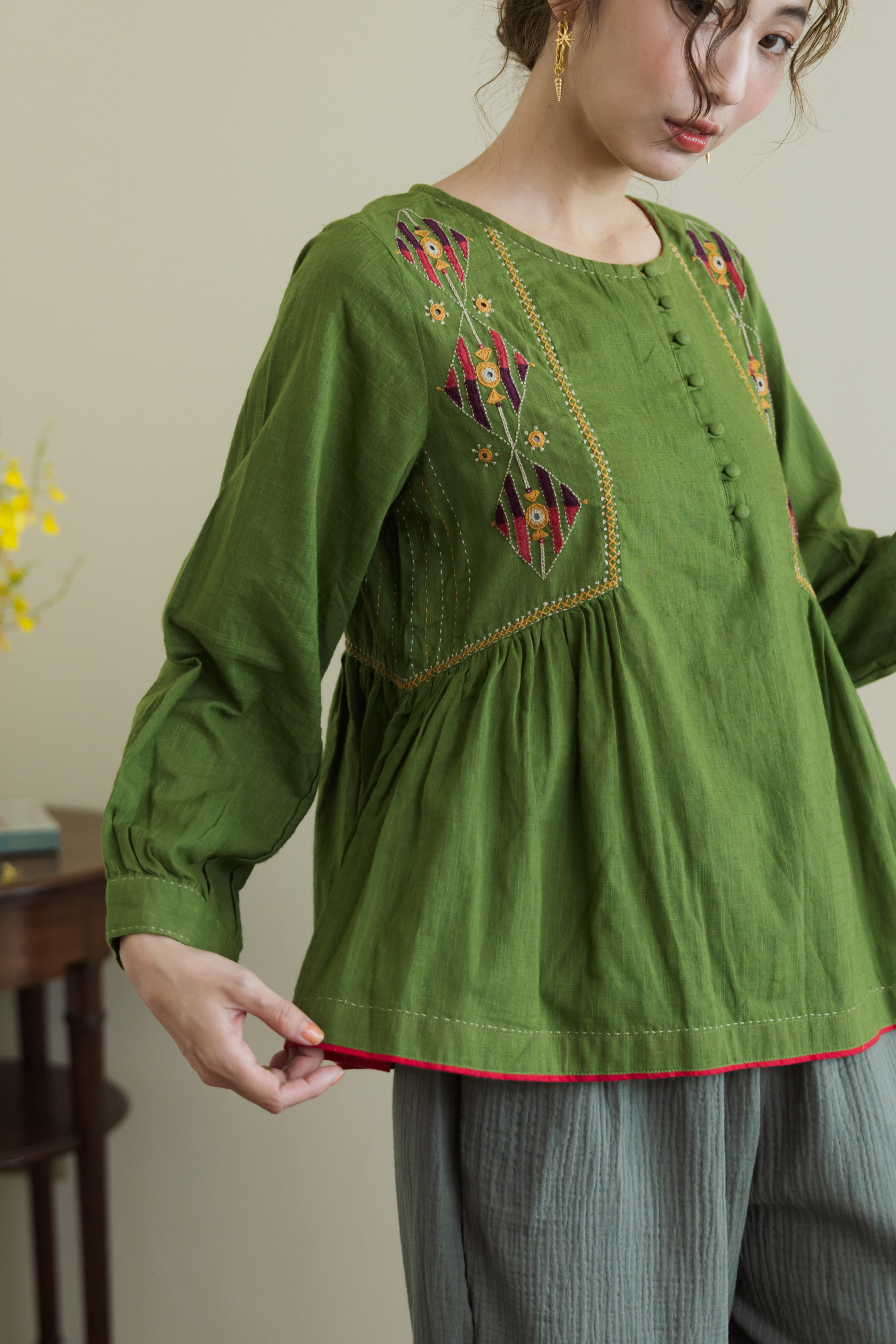 Pakka手工刺繡綠色側摺上衣