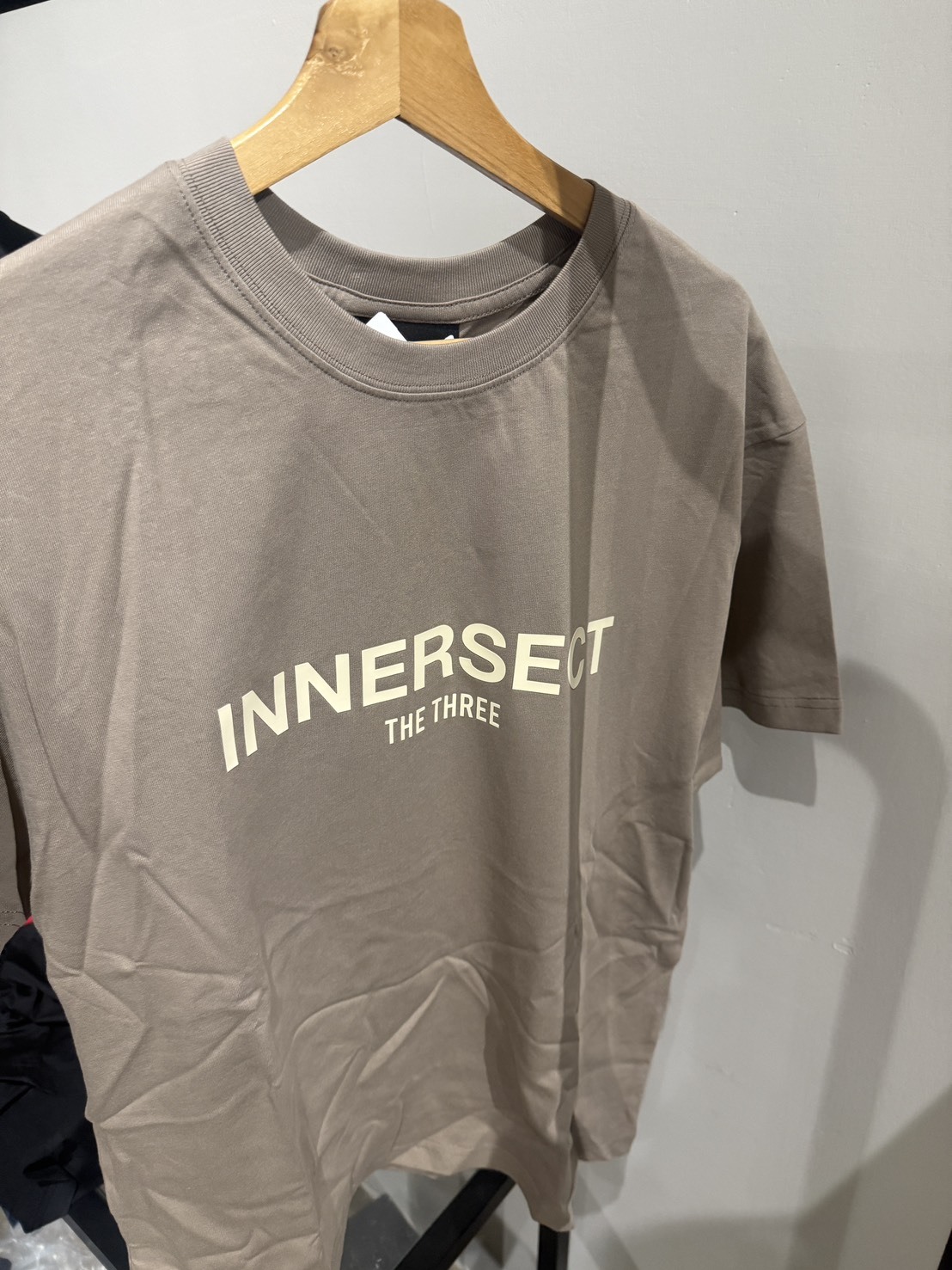 三生萬物 英文LOGO 後三點 短袖上衣 淺咖M