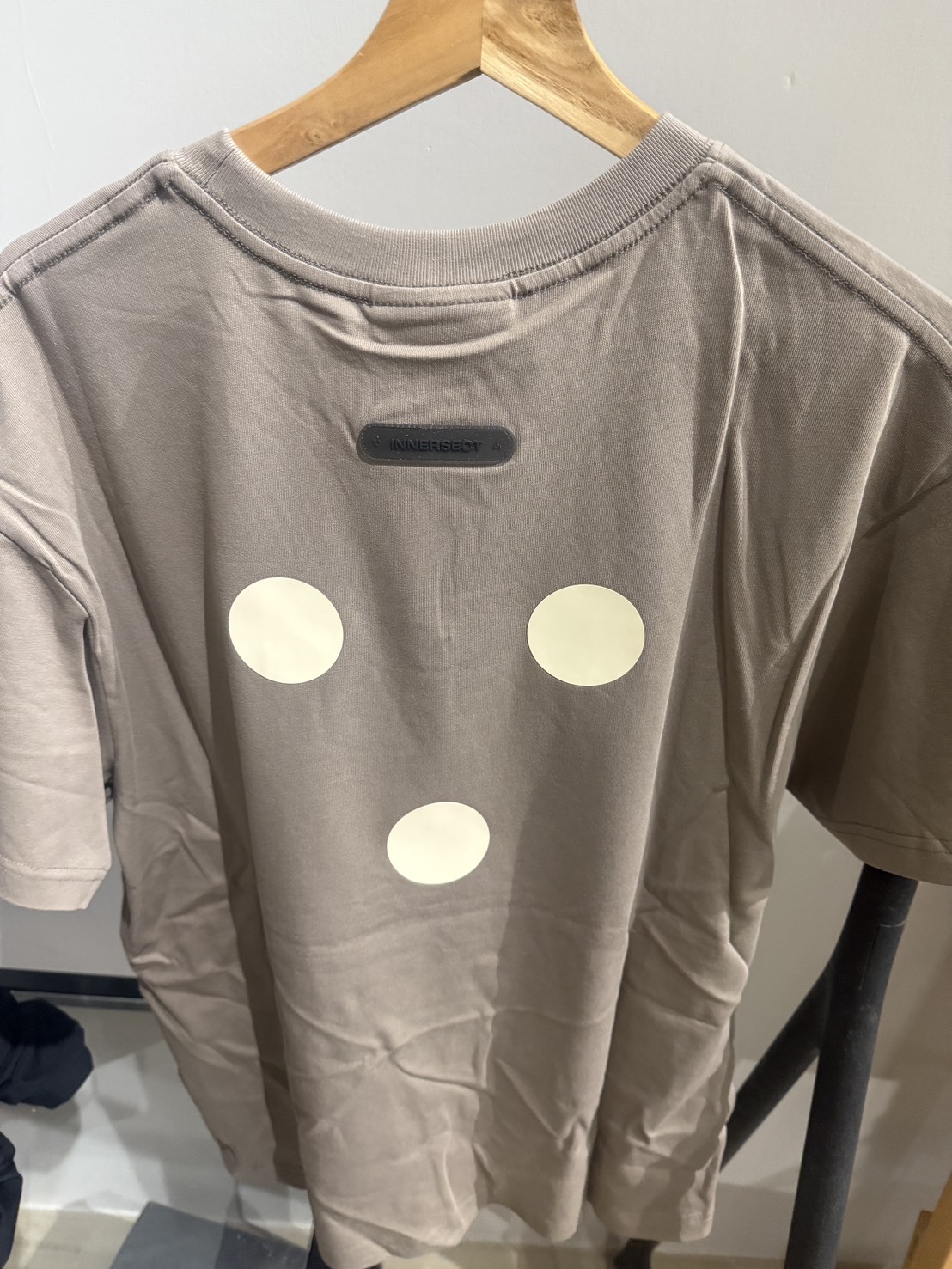 三生萬物 英文LOGO 後三點 短袖上衣 淺咖M