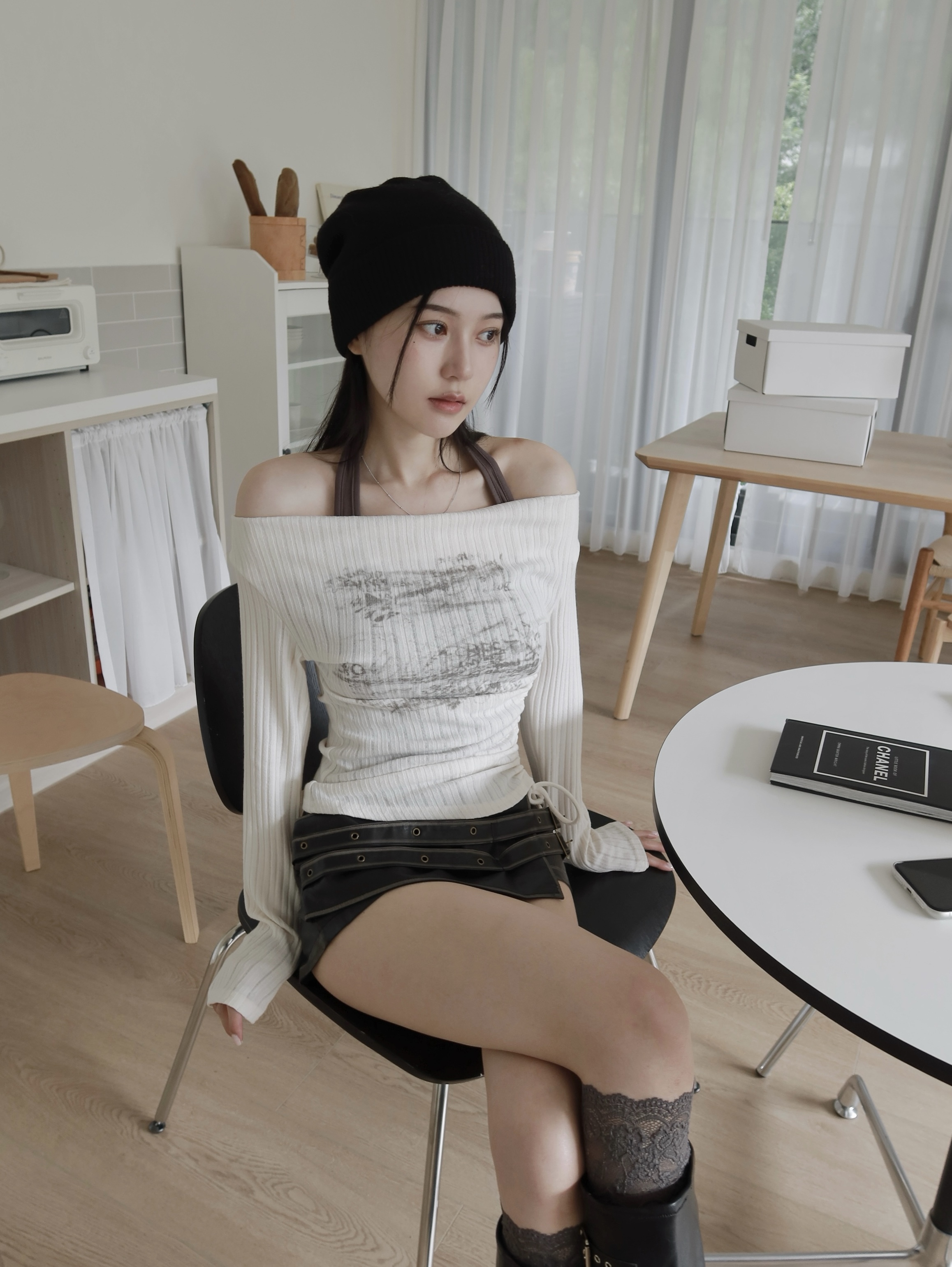 美式一字領繞脖抽繩上衣