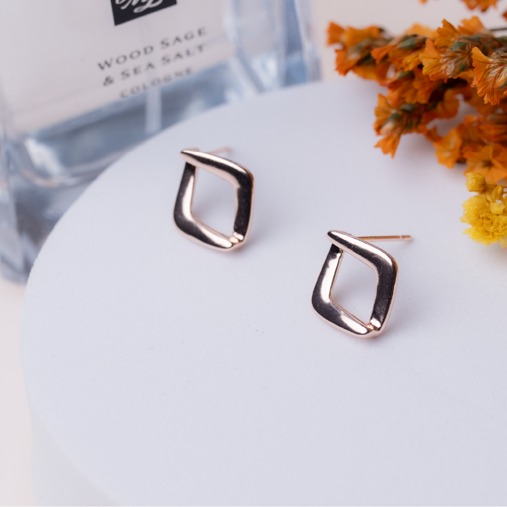 Rose gold diamond-shaped openwork earrings