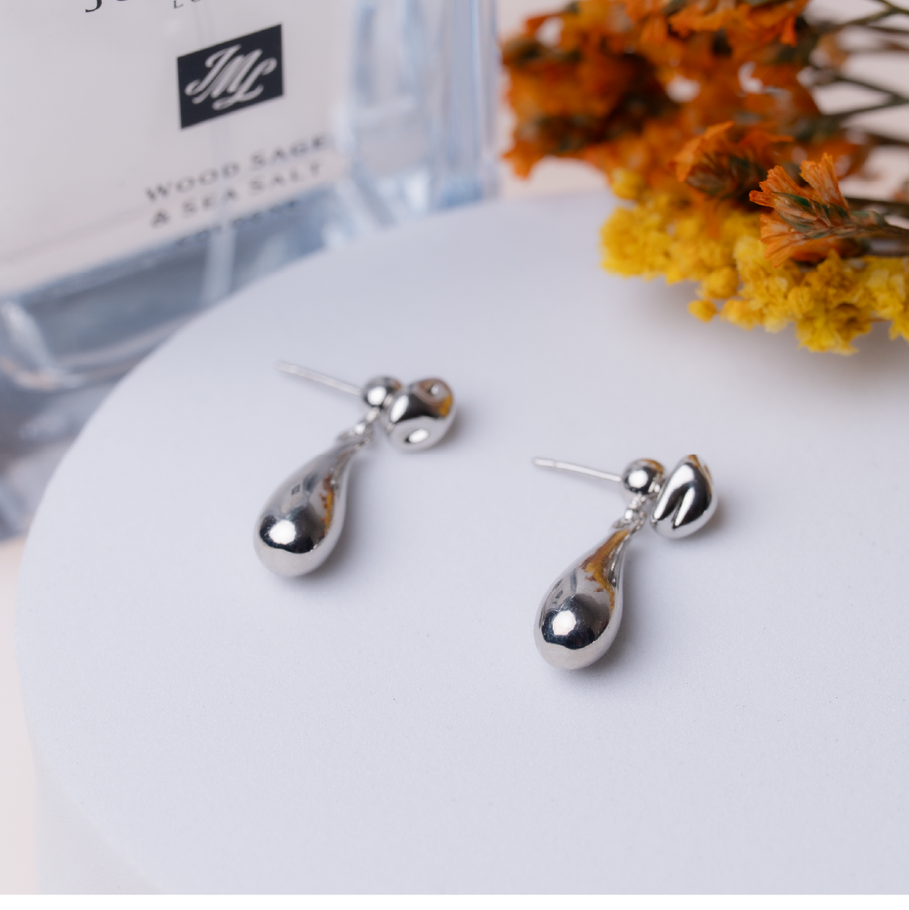 Dangling teardrop silver earrings