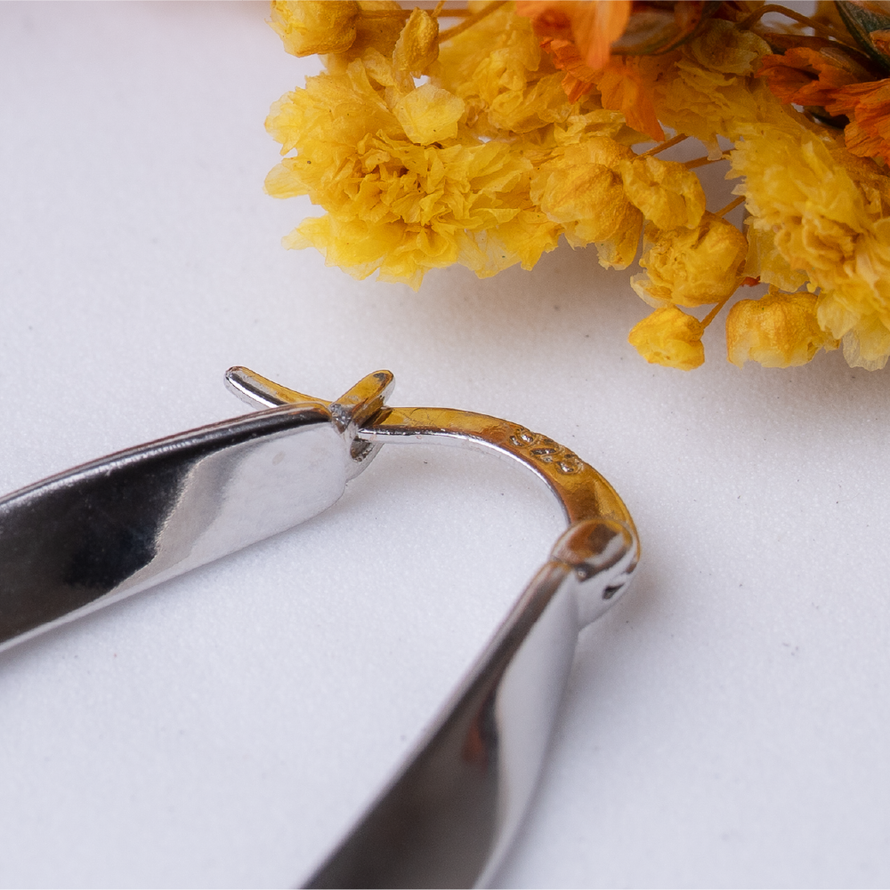 Arc-shaped zigzag hoop earrings in sterling silver