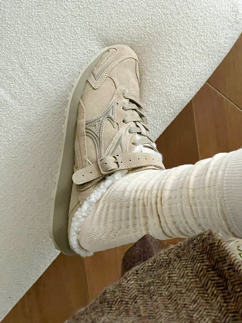 MIZUNO LG 60S SLIPPER 沙色 奶油灰 美津濃 絨毛 穆勒鞋 懶人鞋 包頭鞋 拖鞋 女鞋 D1GH252501 / 預購
