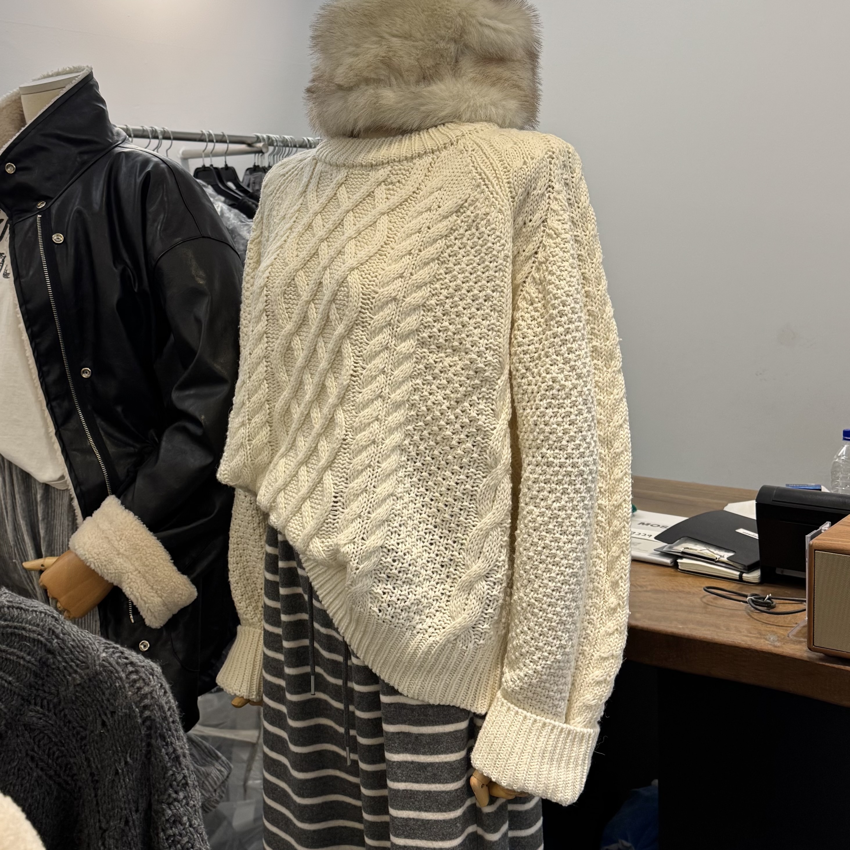 NB17緊急上架!側面也顯瘦的慵懶羊毛毛衣(奶白)