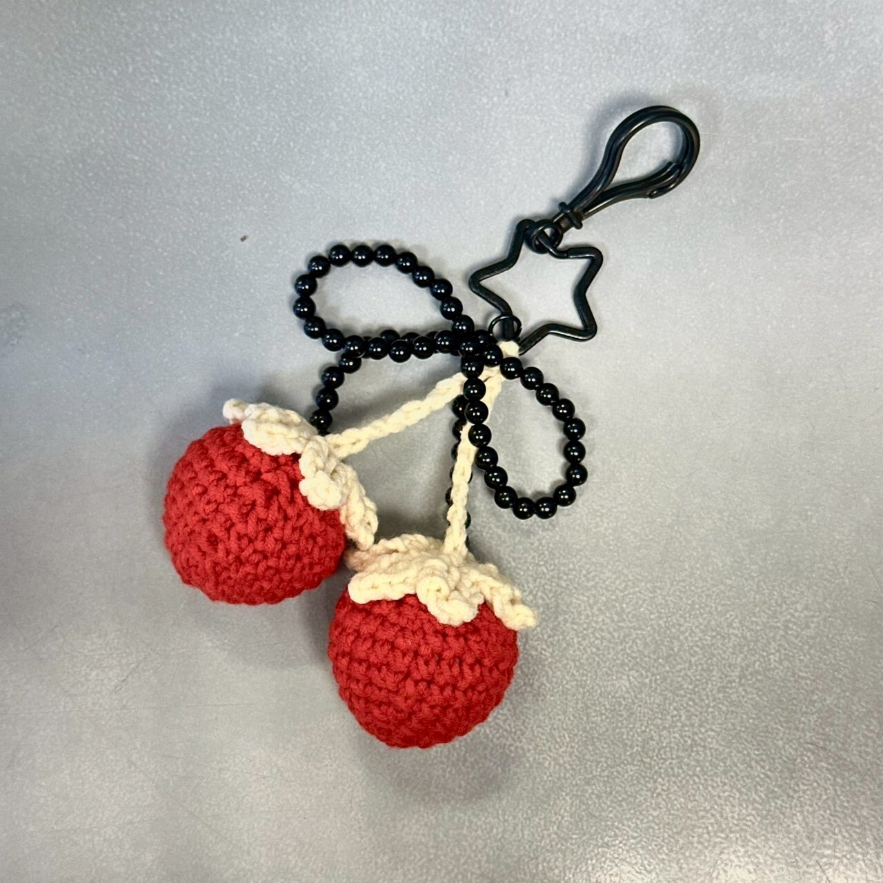 純手工編織草莓吊飾 - 米白/紅 (A010004)