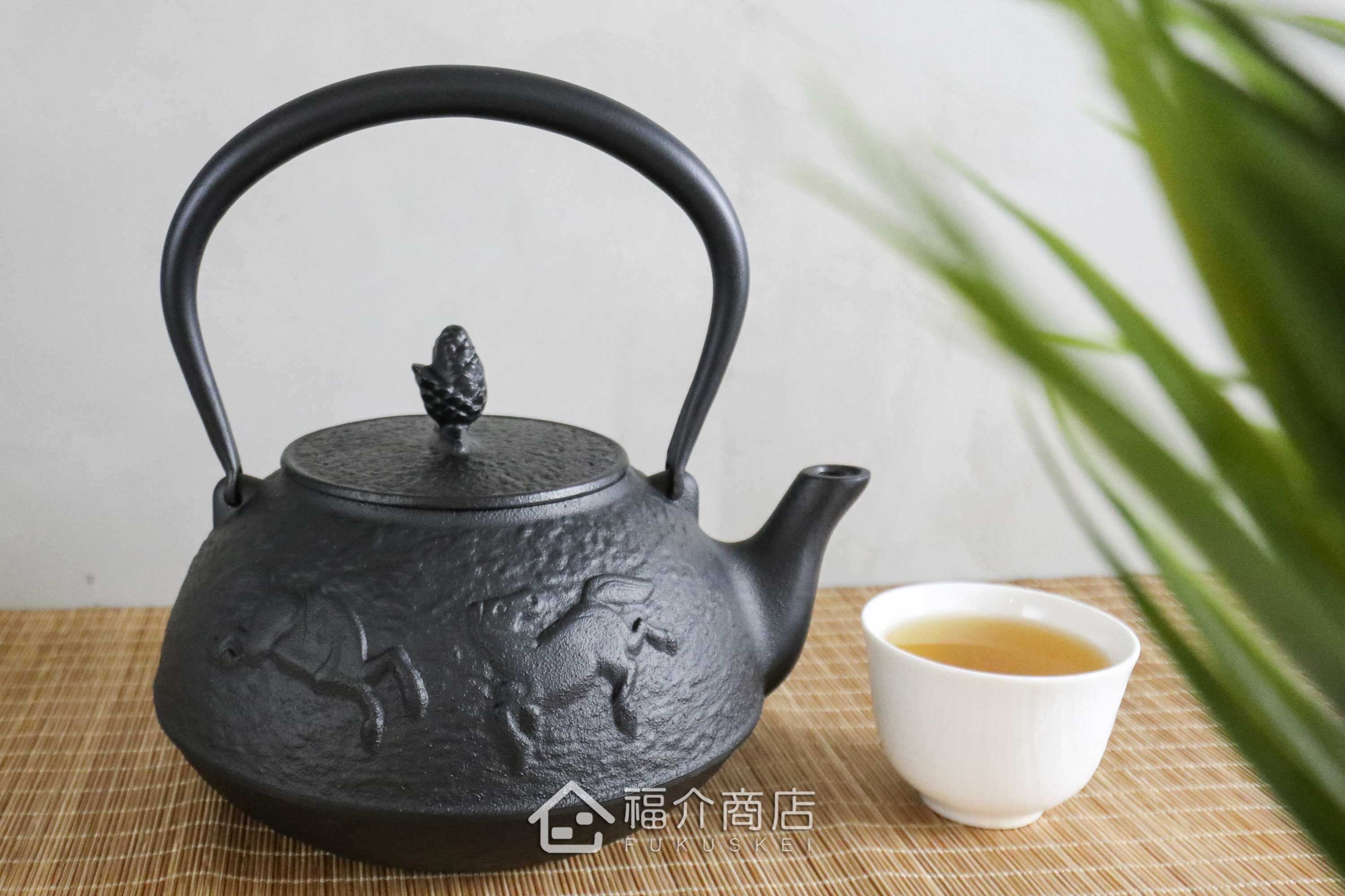 煮水泡茶用的日本鑄鐵壺在壺身有馬紋設計造型