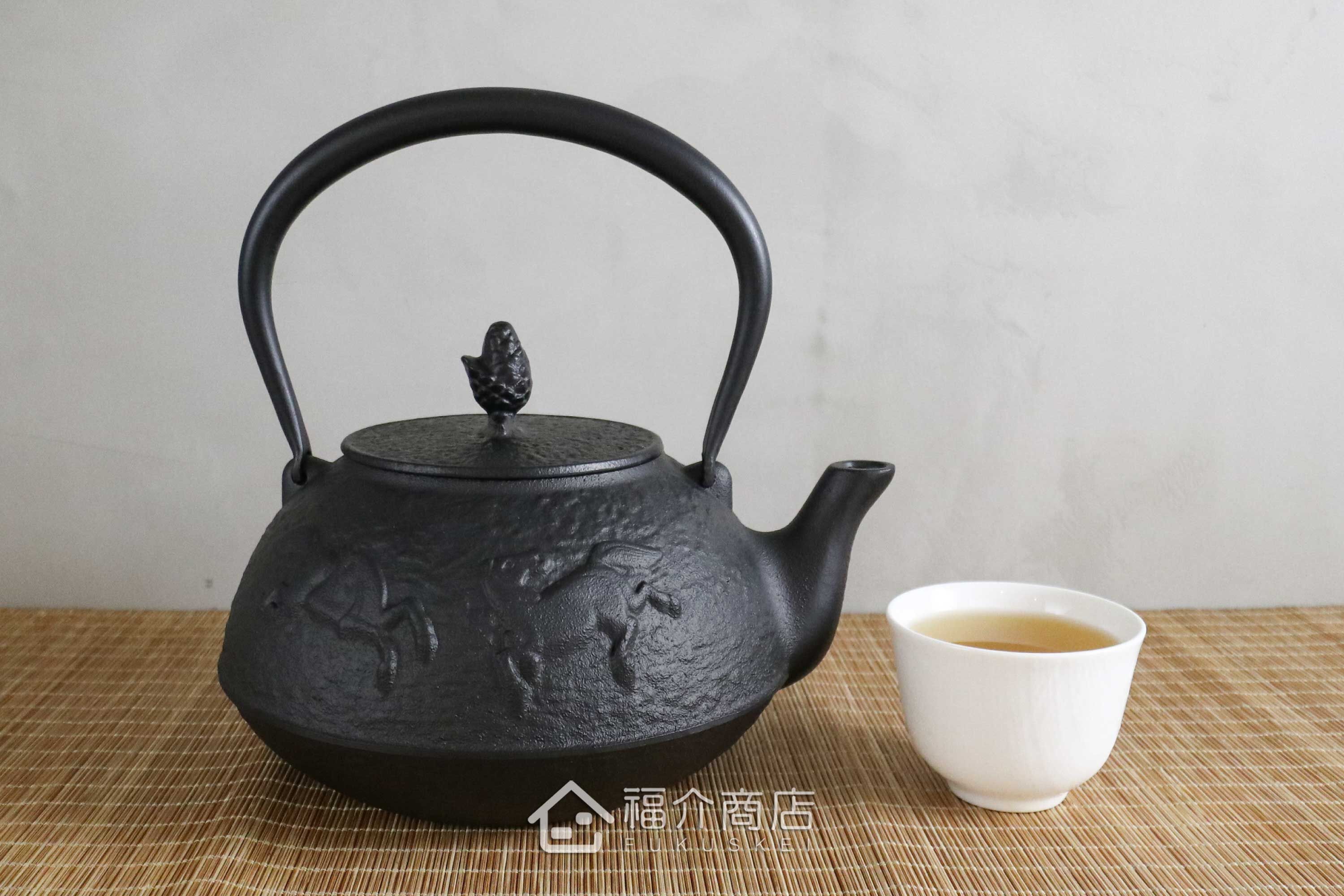 煮水泡茶用的日本鑄鐵壺在壺身有馬紋設計造型