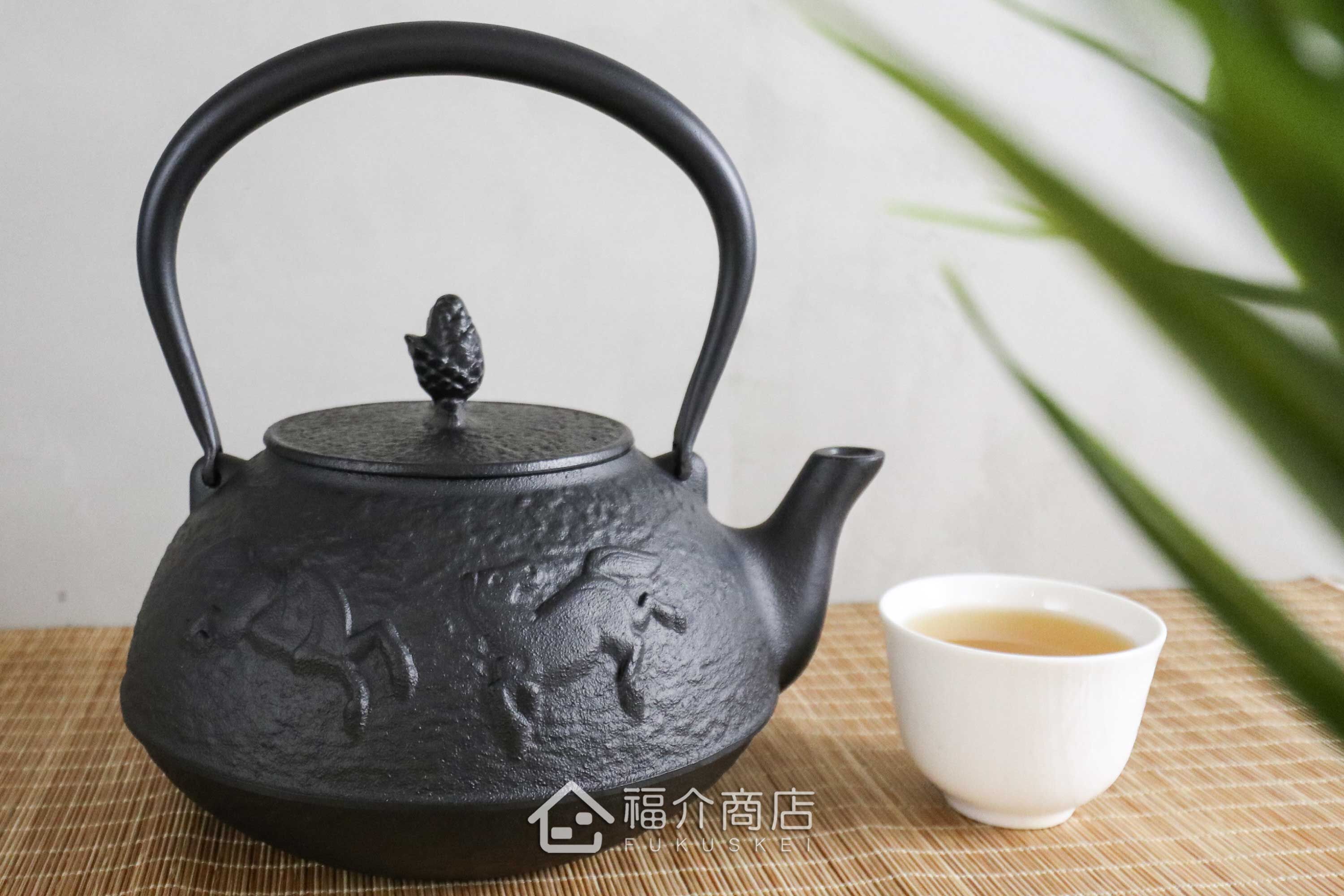 煮水泡茶用的日本鑄鐵壺在壺身有馬紋設計造型