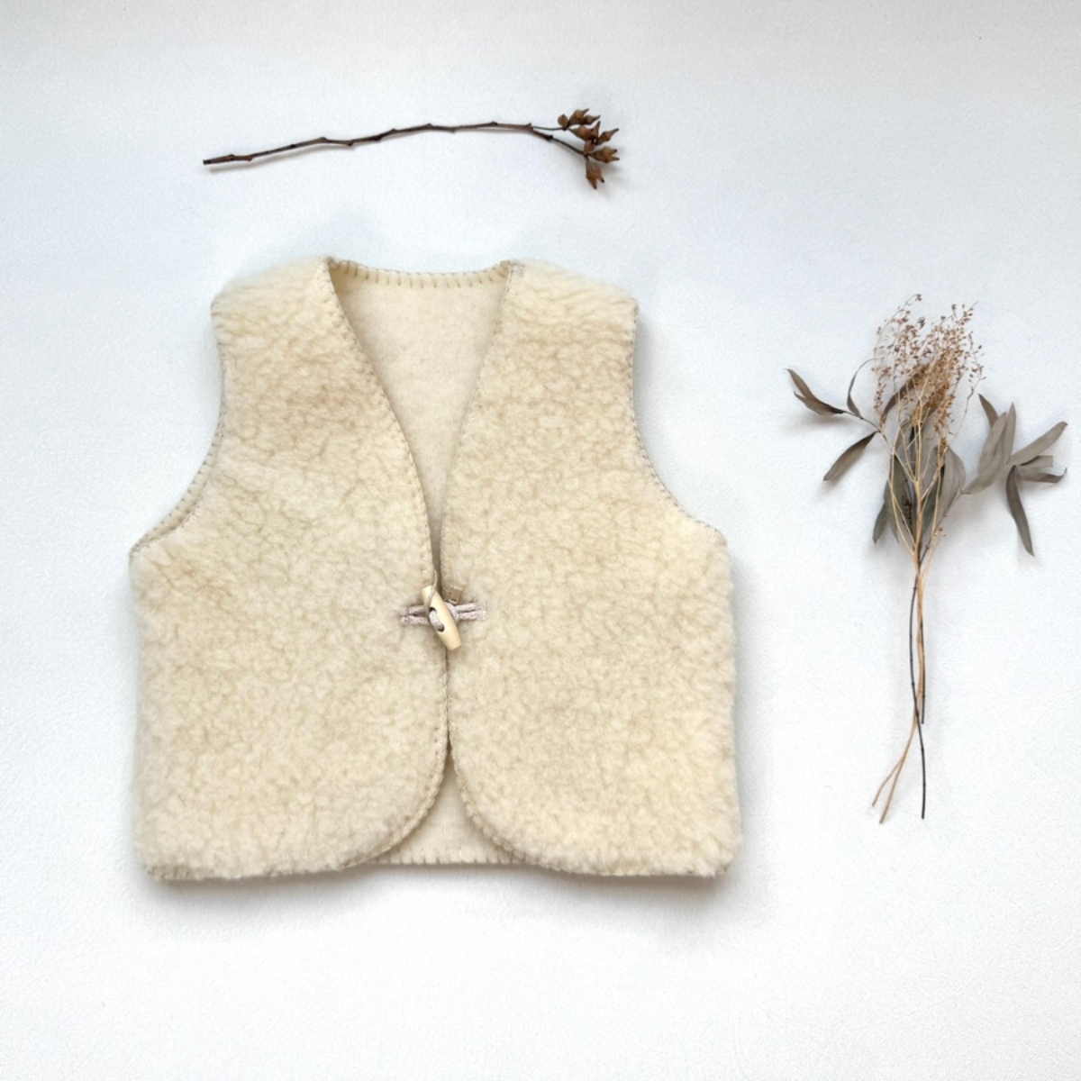 We Are Wovens 牛角扣羊毛背心 bodywarmer - Milo Flat white