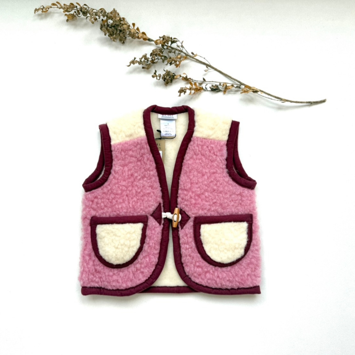 We Are Wovens 牛角扣羊毛背心 bodywarmer - Red Velvet