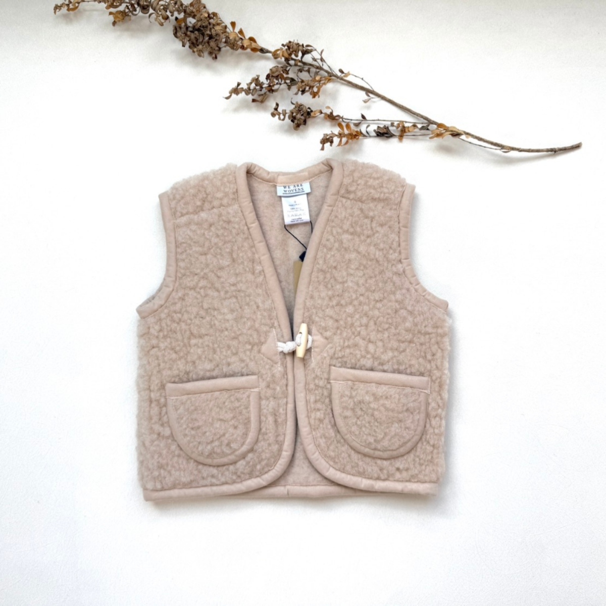 We Are Wovens 牛角扣羊毛背心 bodywarmer - Latte