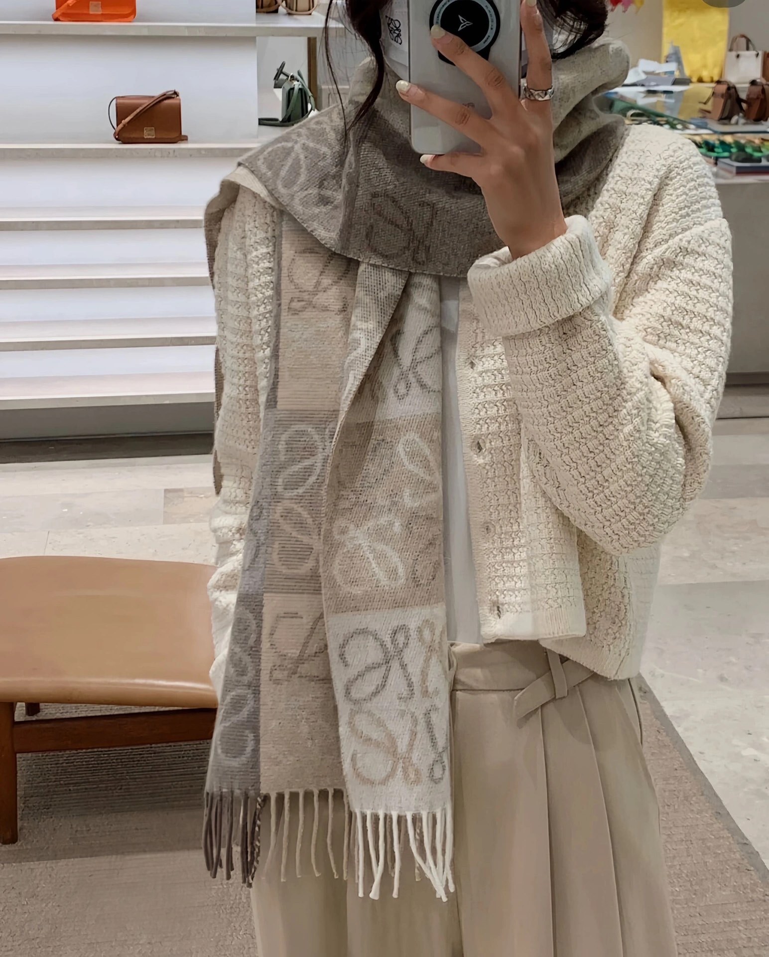 Loewe 格仔羊毛頸巾 (Made in UK)