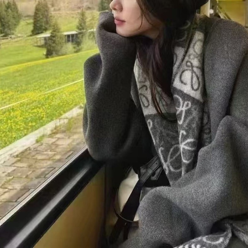 Loewe 格仔羊毛頸巾 (Made in UK)