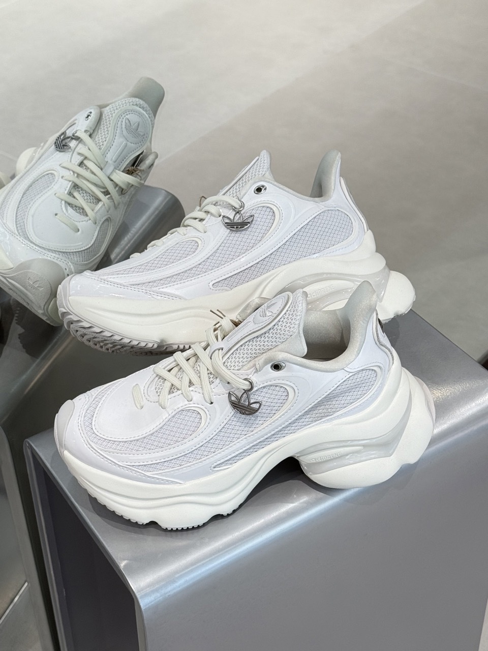 ADIDAS OZVENUZ 奶油白灰 米白 灰白 奶油底 蝴蝶鞋 增高 厚底 宋雨琦同款 女鞋 HQ2676 / 預購