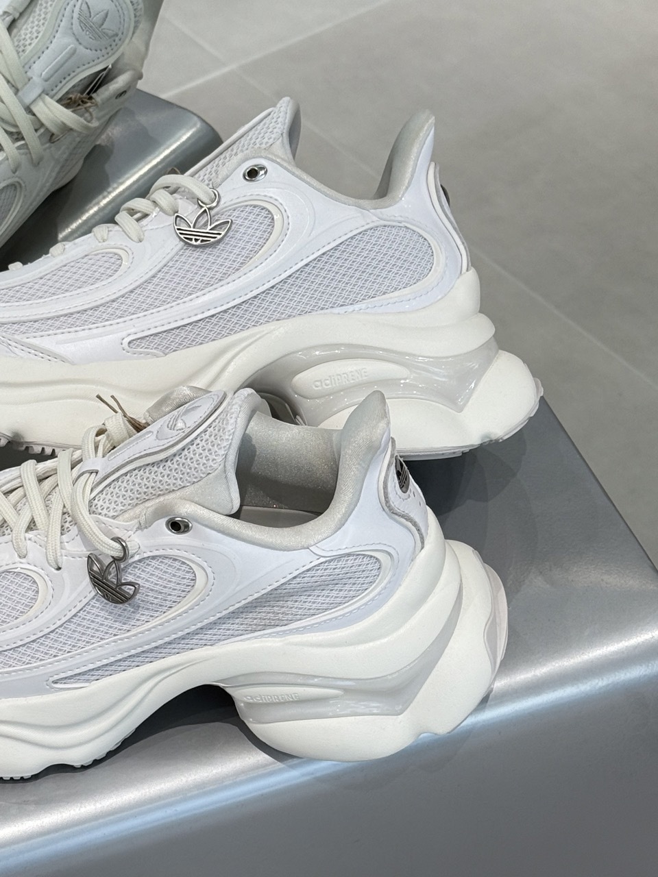 ADIDAS OZVENUZ 奶油白灰 米白 灰白 奶油底 蝴蝶鞋 增高 厚底 宋雨琦同款 女鞋 HQ2676 / 預購