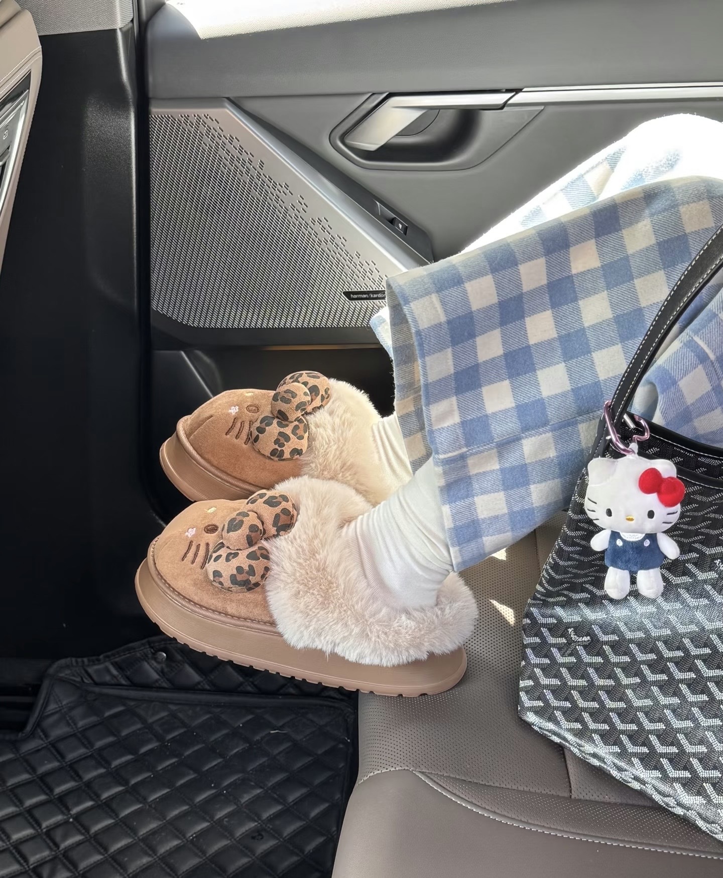 <正版授權!!> 三麗鷗 Hello Kitty 豹紋 蝴蝶結 保暖 室內 毛絨拖 2色