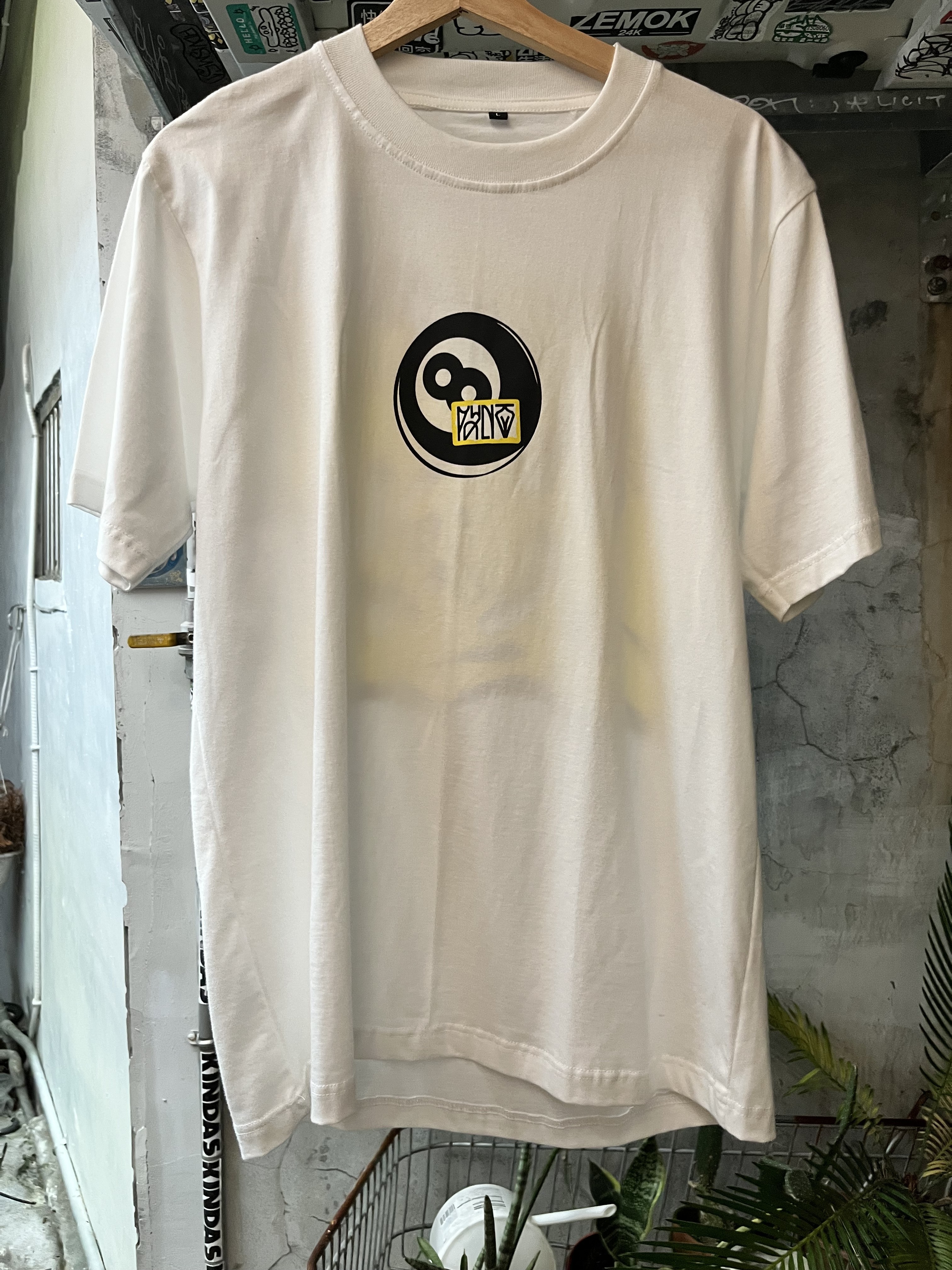 Aufer pyno 8ball white tee