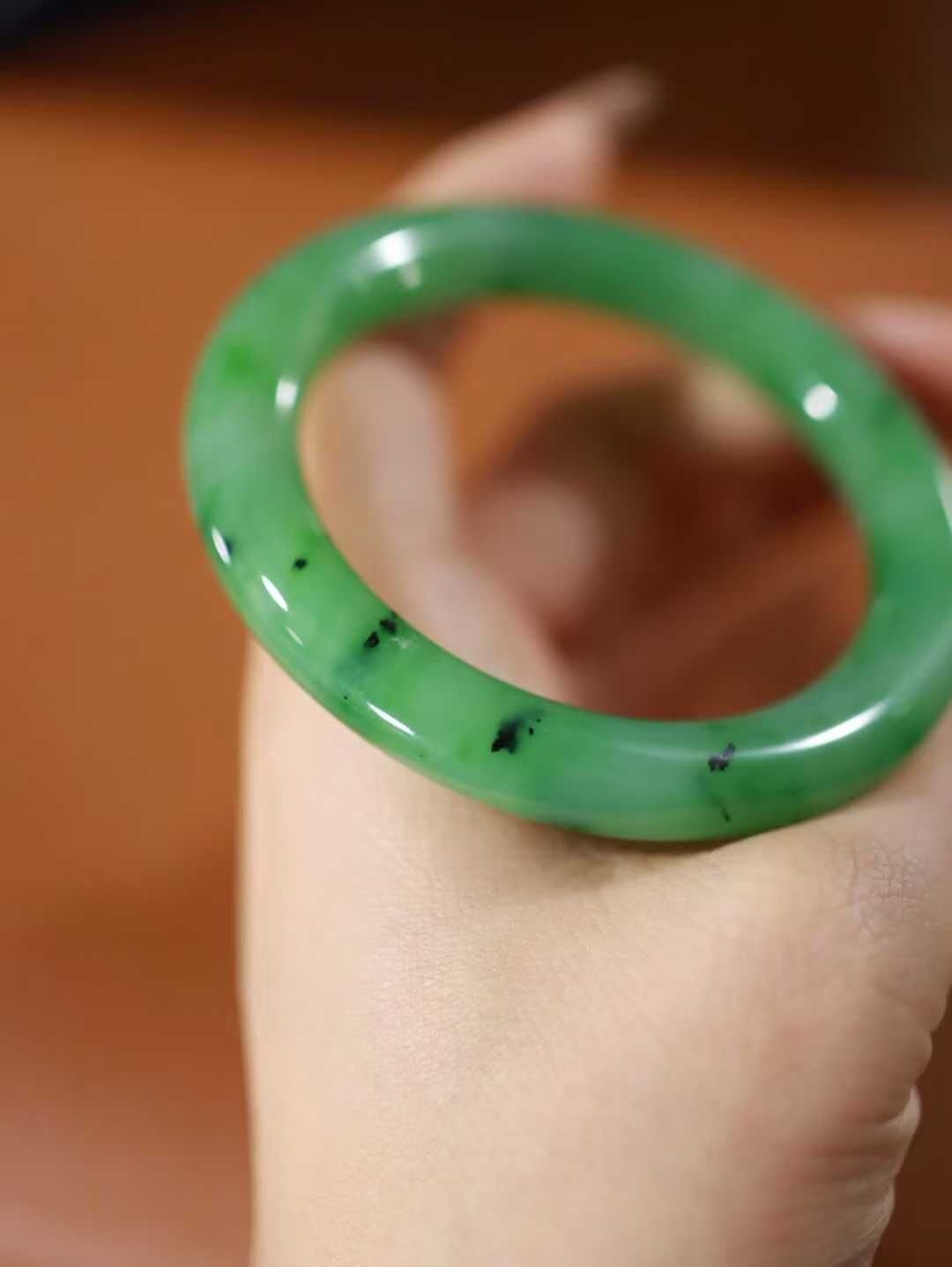 1023729 55mm和田碧玉奇異果圓條手鐲 (54-56)