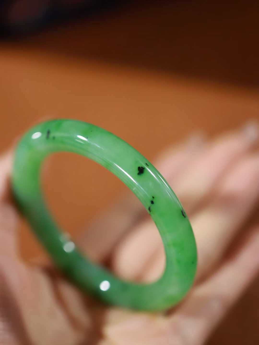1023729 55mm和田碧玉奇異果圓條手鐲 (54-56)
