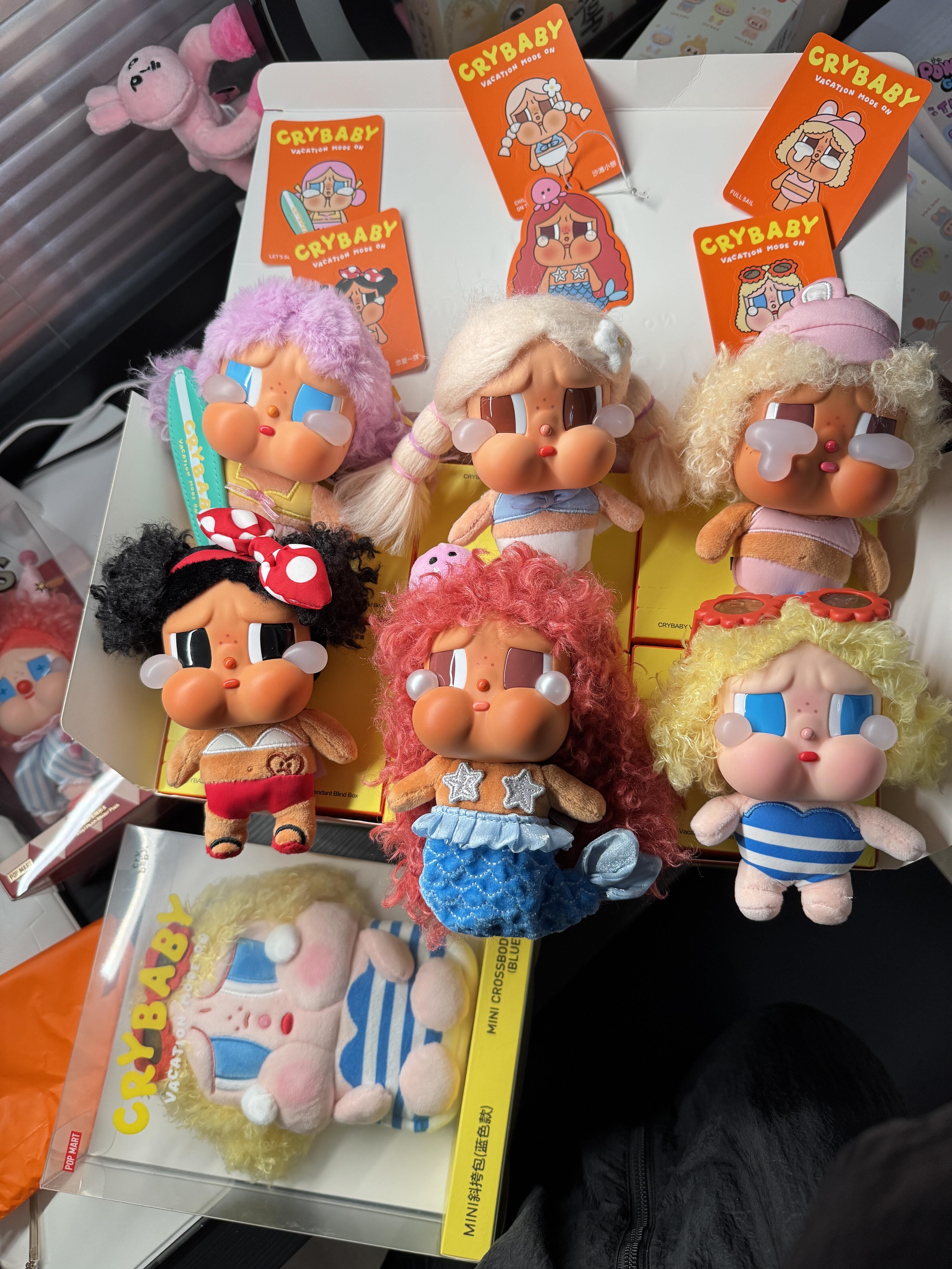 POPMART 泡泡瑪特 CRYBABY Vacation Made On 度假系列 哭娃 糖膠毛絨吊飾 鑰匙圈 盲盒 6+1款/預購