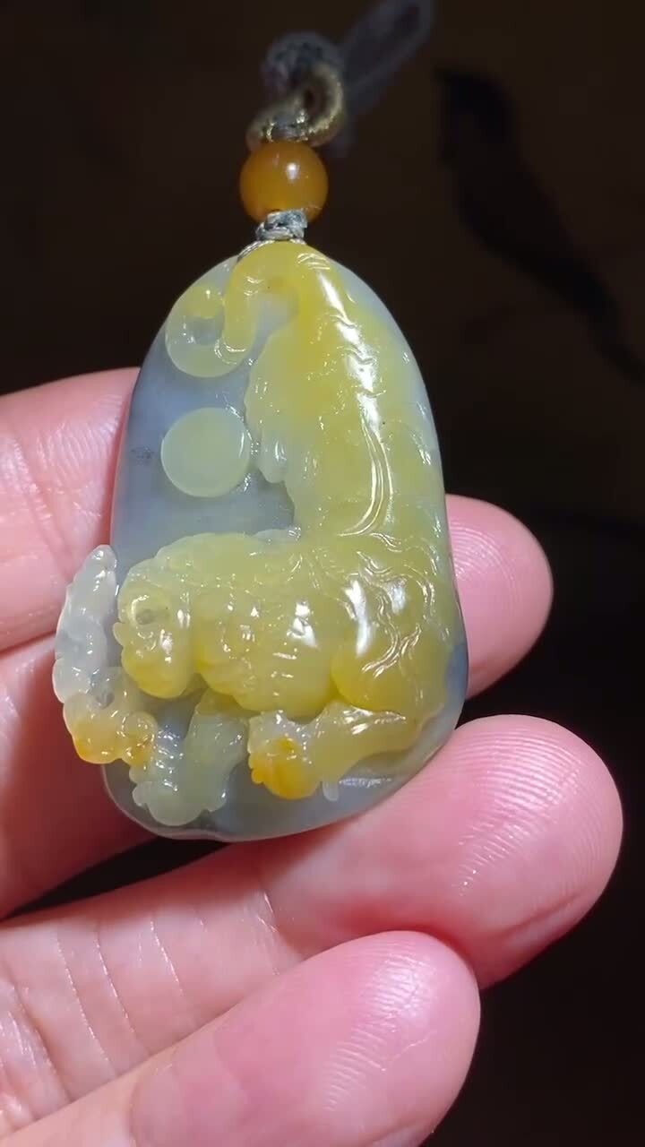 1023721 和田玉籽料虎