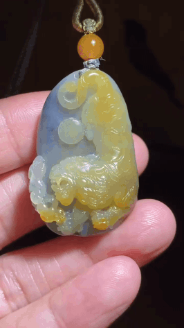 1023721 和田玉籽料虎