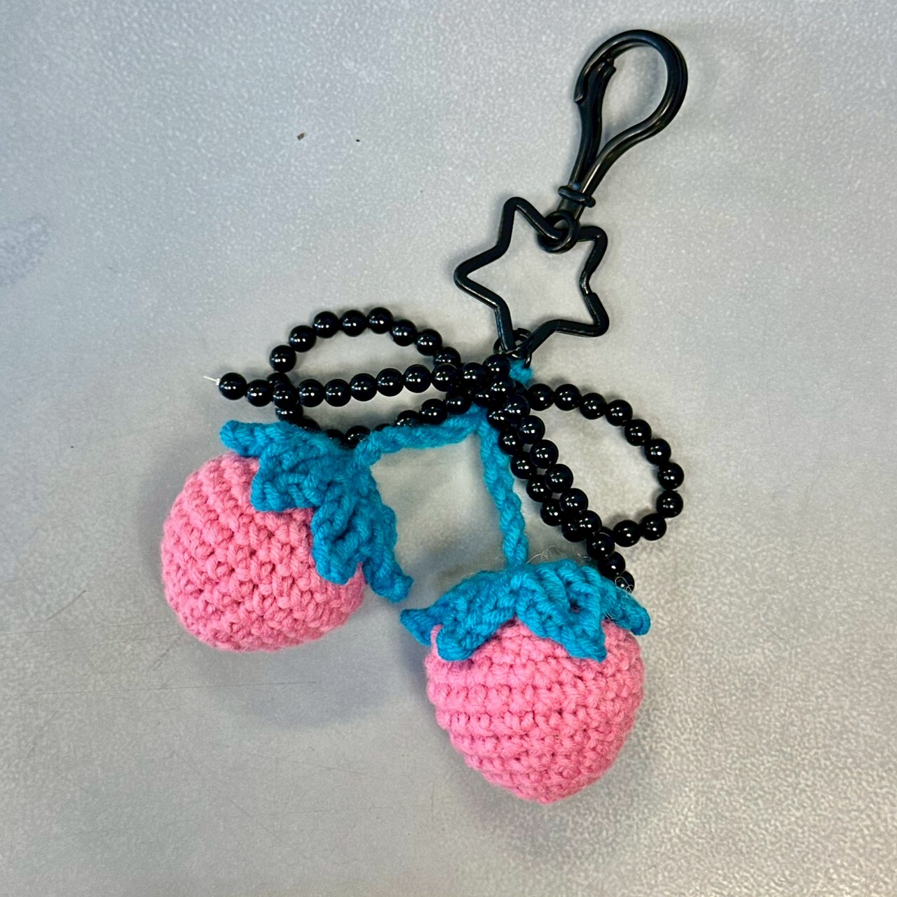 純手工編織草莓吊飾 - 土耳其藍/亮粉 (A010004)