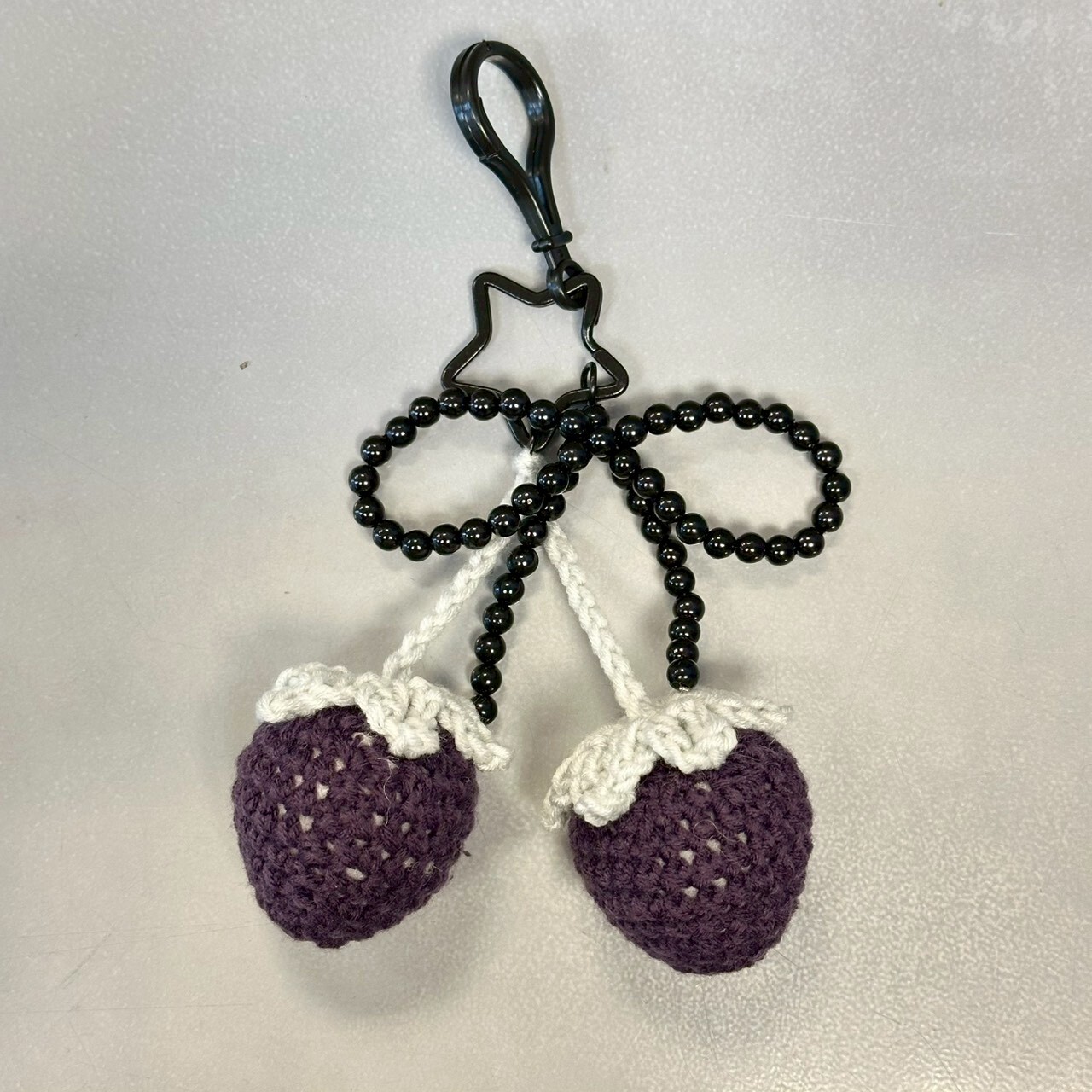 純手工編織草莓吊飾 - 淺灰/香檳紫 (A010004)