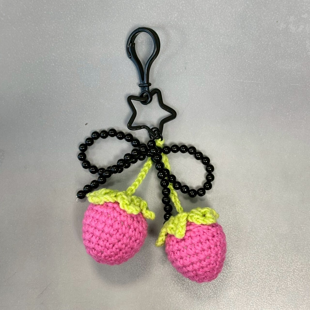純手工編織草莓吊飾 - 亮綠/螢光粉 (A010004)
