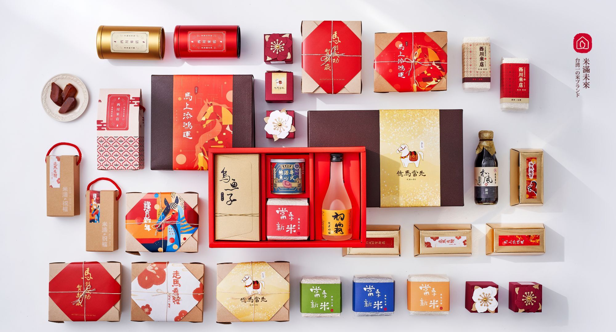 正面俯拍多款2026馬年限量禮盒,有台灣得獎清酒、野生烏魚子、蛋捲、牛軋糖等充滿年味的豐富內容組合與經典、創意的馬年吉祥話