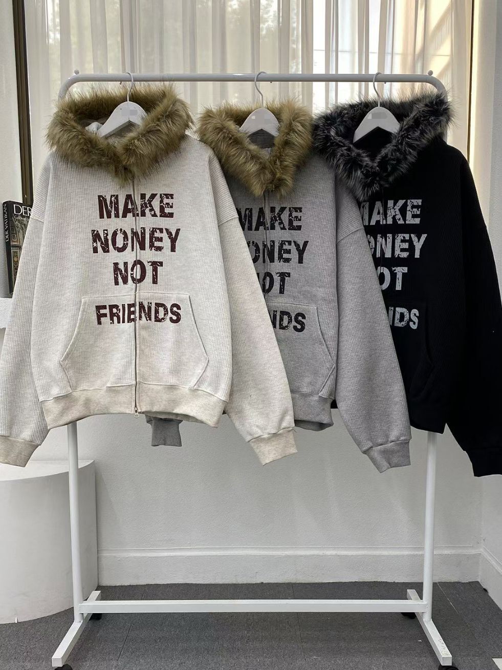 毛毛帽英文字拉鍊外套(薄抓毛底) JK2663