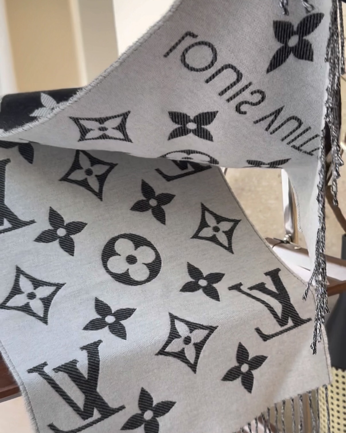 LV｜ESSENTIAL 雙面圍巾 黑灰色 M77853