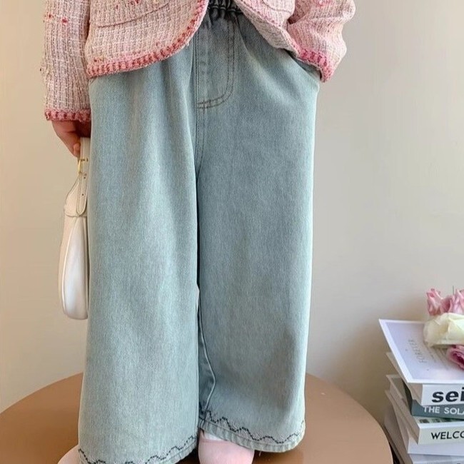 《2194》女寶時髦百搭淺刷色刺繡牛仔寬褲(90-150)