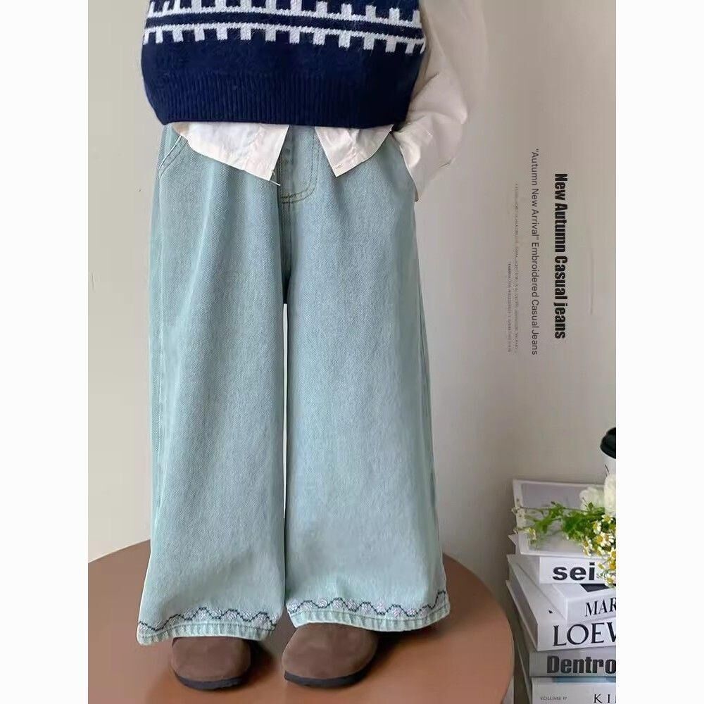 《2194》女寶時髦百搭淺刷色刺繡牛仔寬褲(90-150)