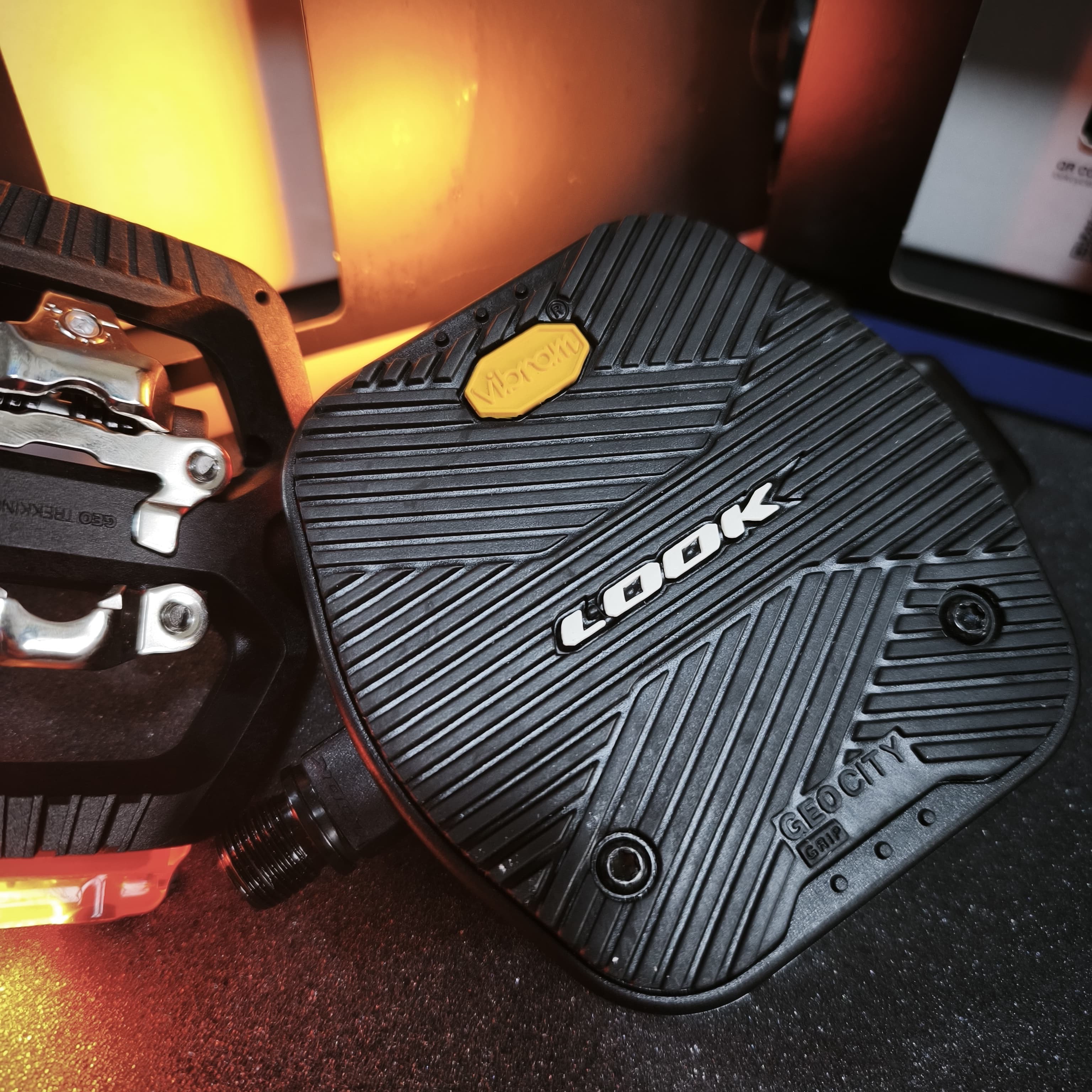 LOOK Geo City Grip Vision Pedals | LED Lights × Vibram