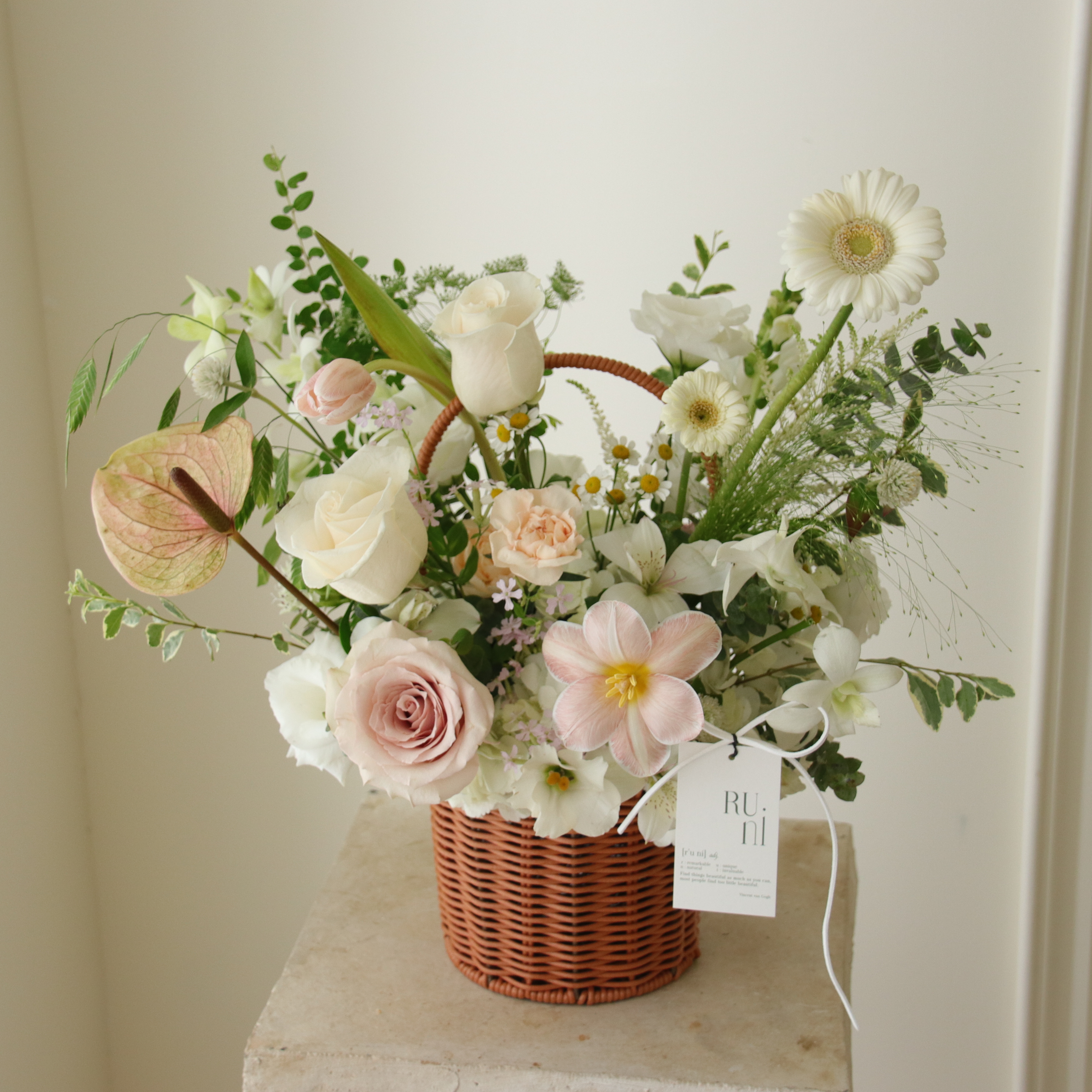 淡彩花序 -白綠色點綴淡色鮮花花籃