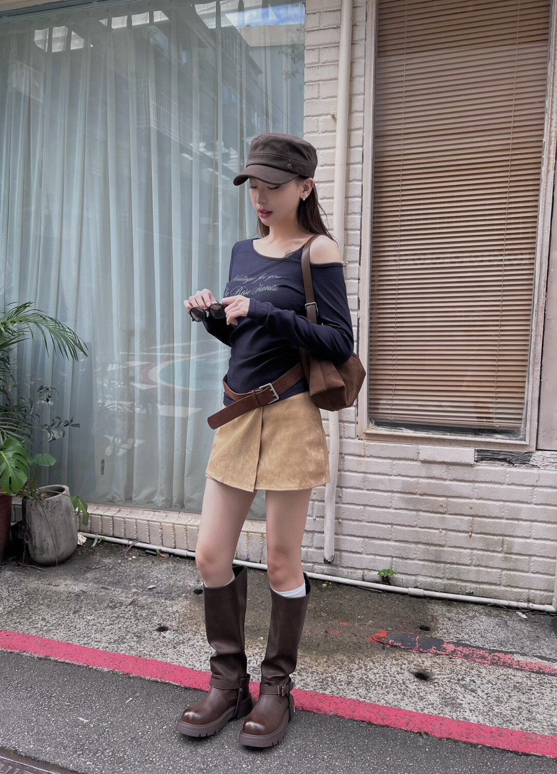 不對稱吊帶字母上衣/三色