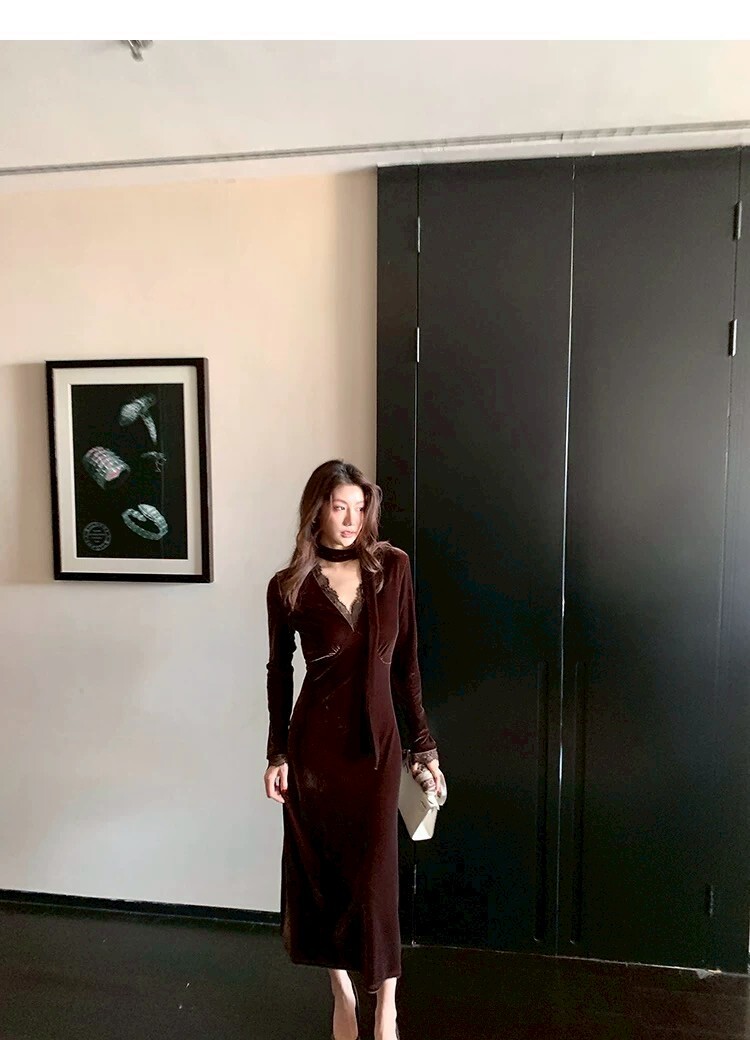 焦糖咖蕾絲滾邊V領絲絨質感長洋裝-S-L (Elegant & Love)