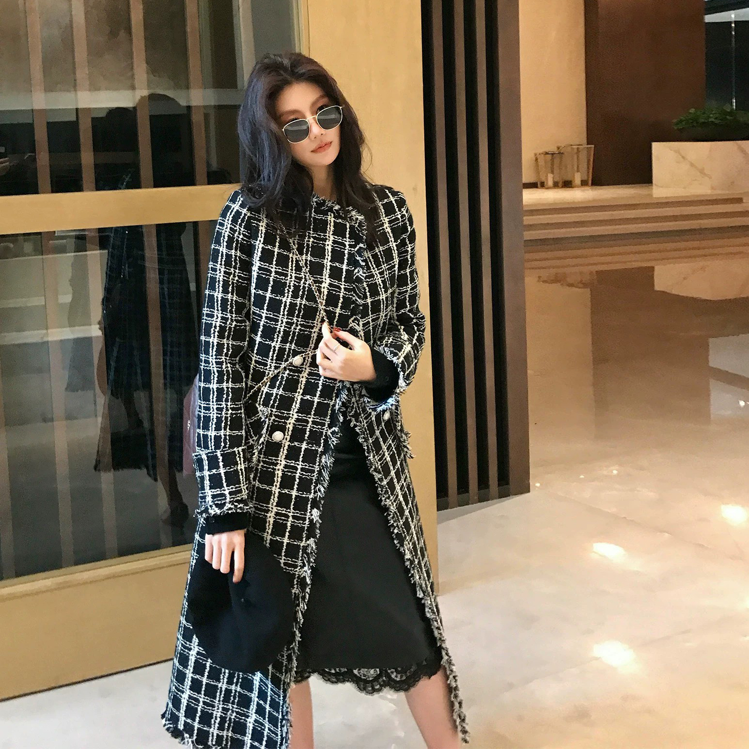 經典黑白格紋圓領排釦小香長版大衣外套-S-L (Elegant & Love)