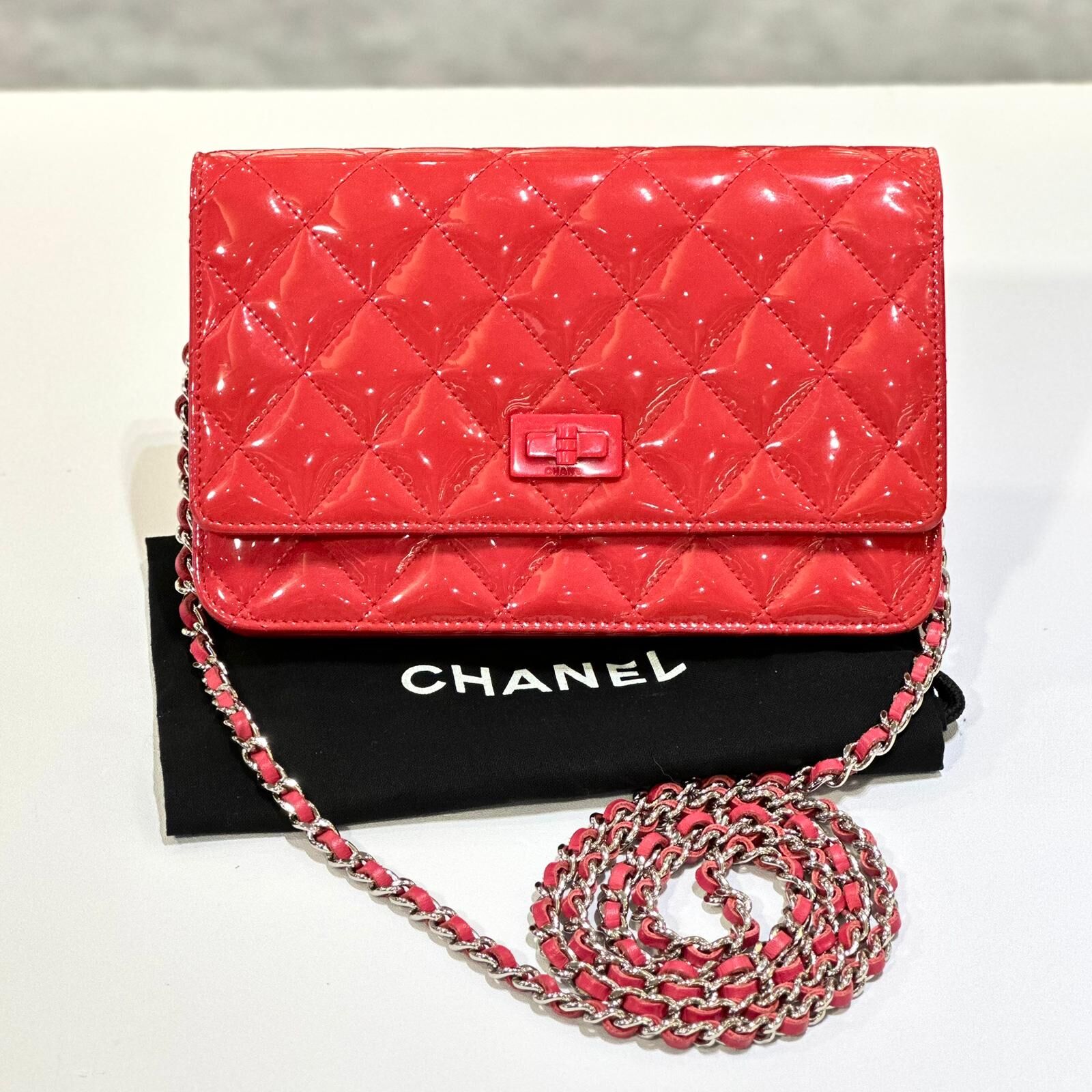 本周特價!!! 95%NEW二手CHANEL WOC 桃紅色漆皮菱格紋 2.55銀鏈 #香榭站正品